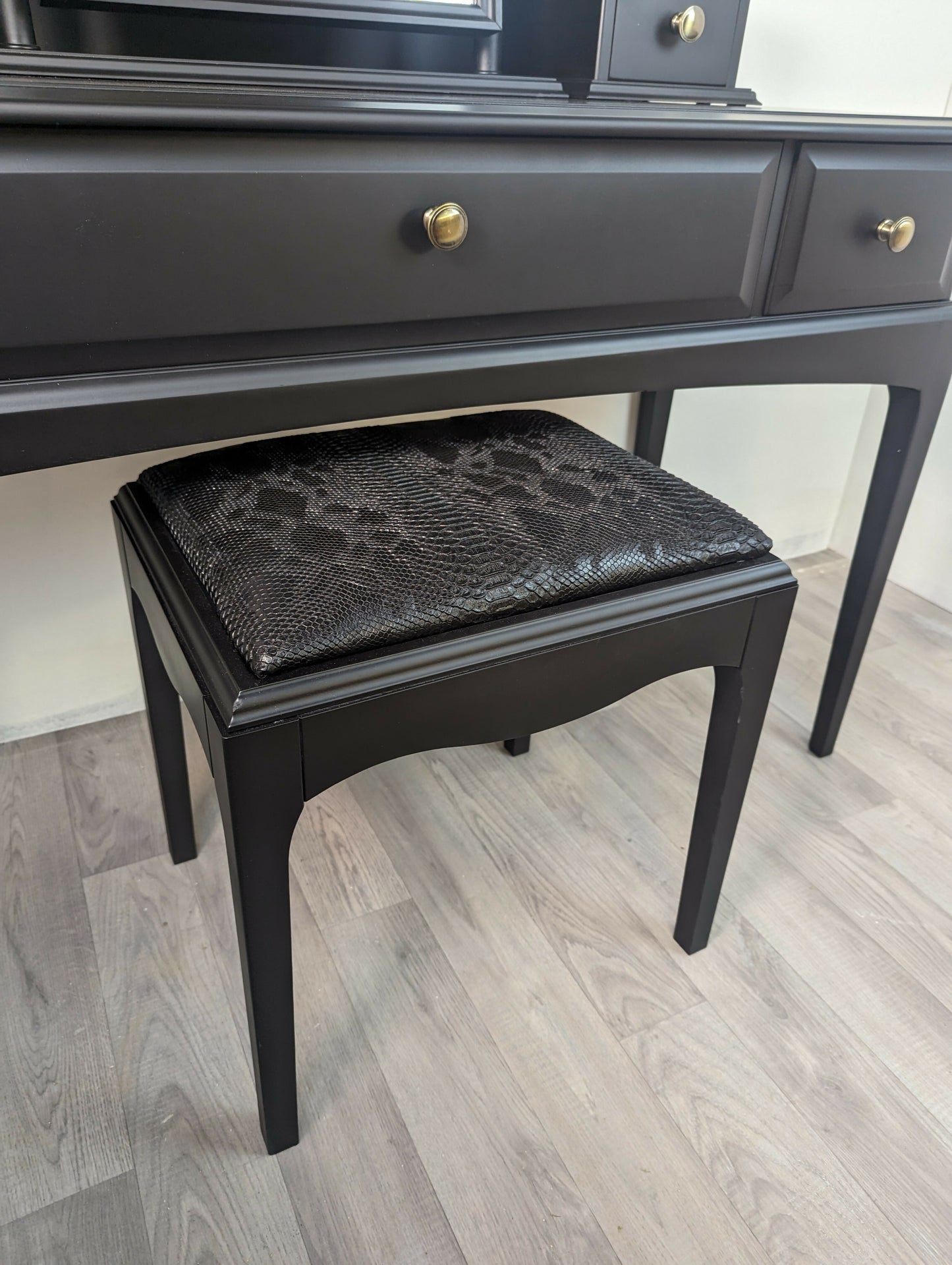 Stag Minstrel Dressing Table Mirror & Stool Black