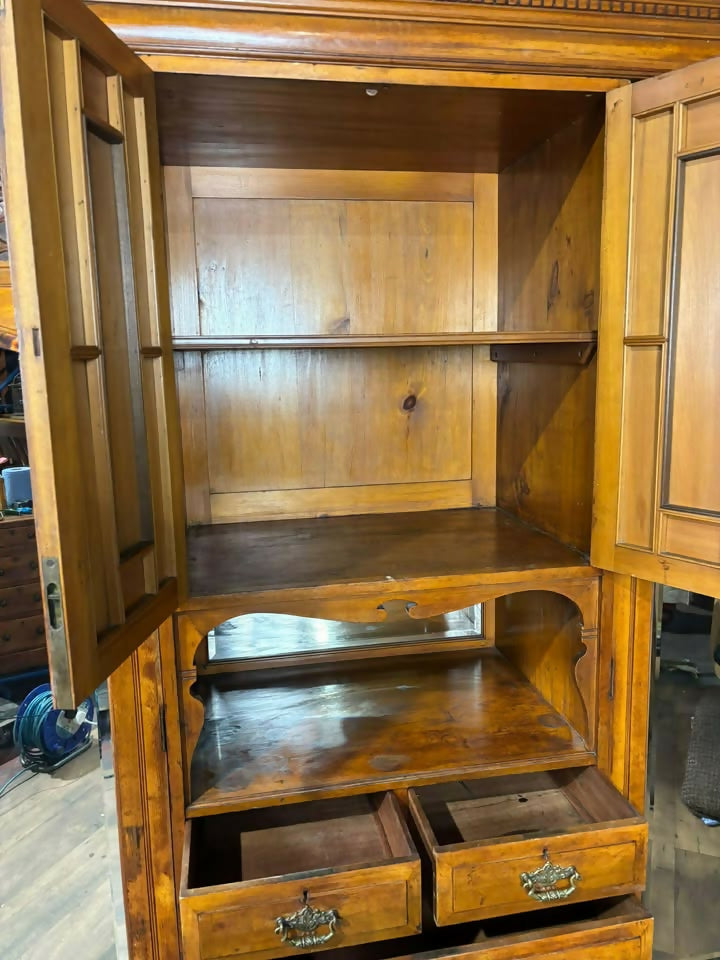 Edwardian Walnut Triple Compactum Wardrobe