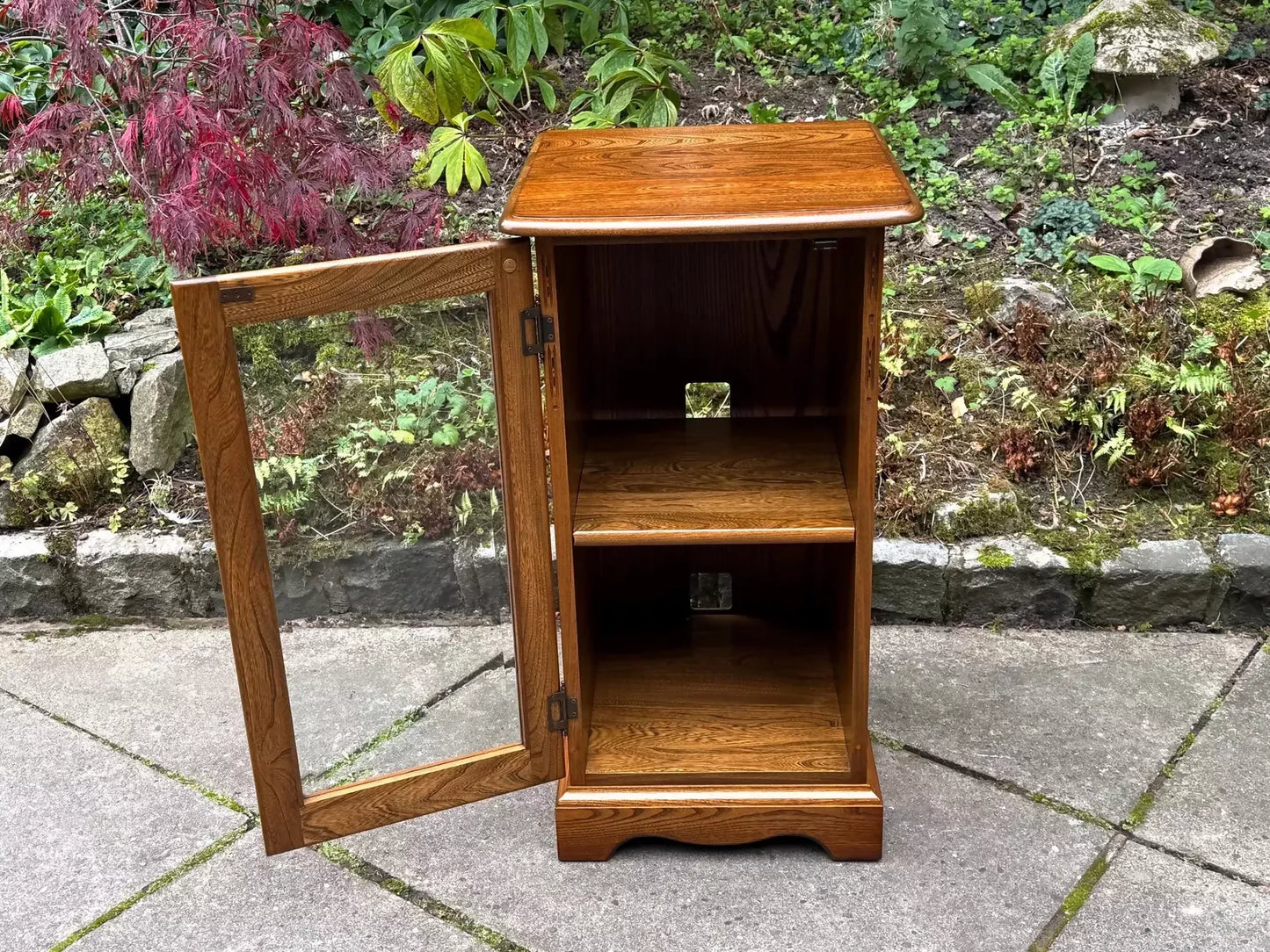 AN ERCOL WARWICK GOLDEN DAWN ELM CD HI FI STORAGE CABINET / MEDIA STAND.