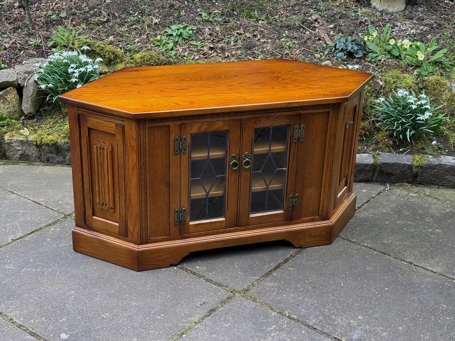 A WOOD BROTHERS OLD CHARM CARVED LIGHT OAK CORNER TV CABINET / MEDIA STAND / UNIT