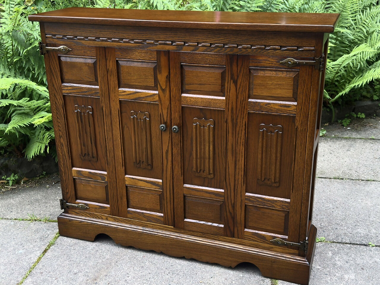 A WOOD BROTHERS OLD CHARM CARVED LIGHT OAK CD STORAGE CABINET / STAND