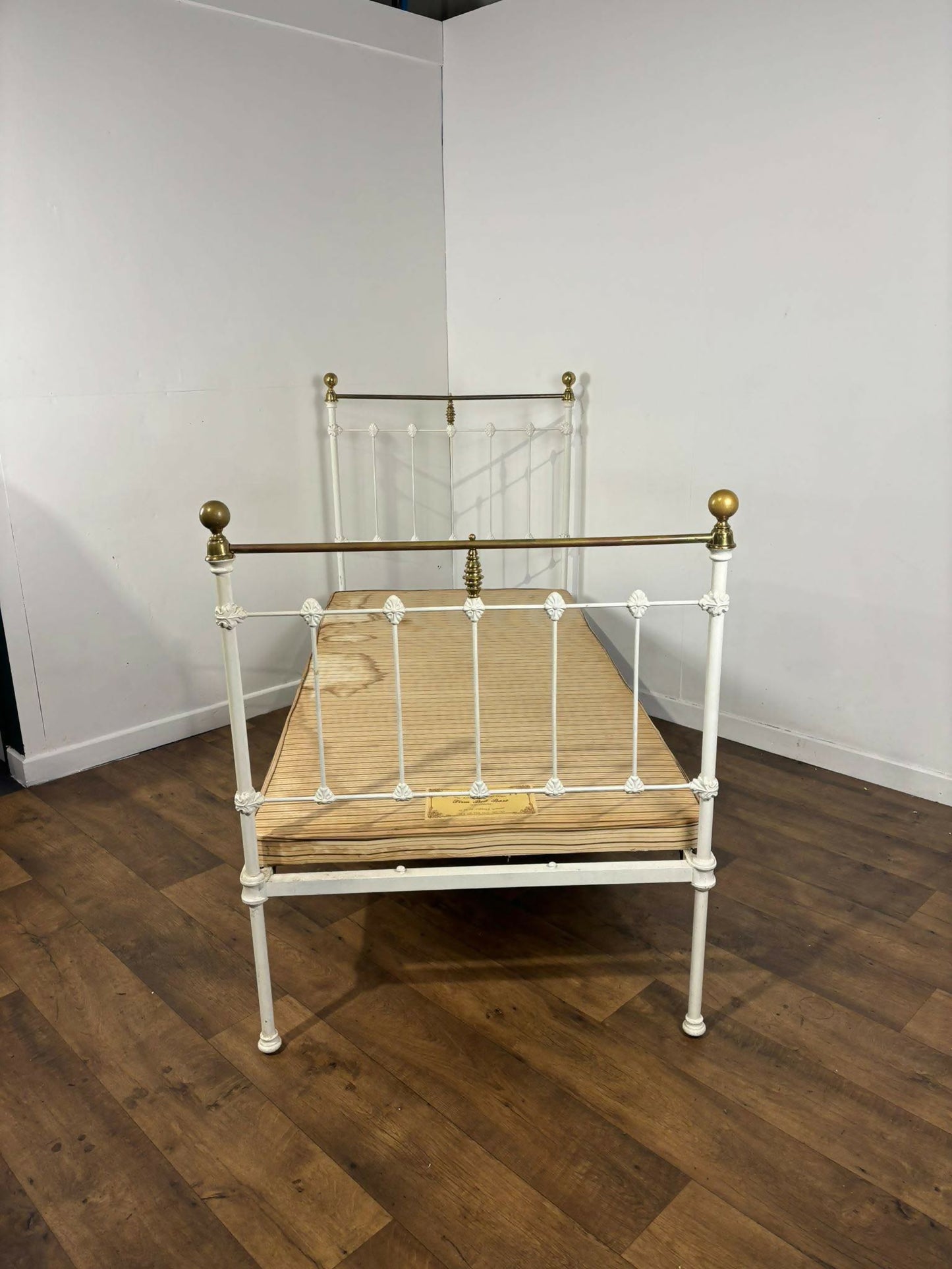 Victorian Style Single Bed with Seventh Heaven Base
