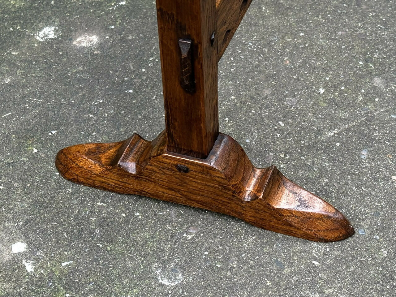 A RUPERT / NIGEL GRIFFITHS MONASTIC CARVED OAK FIRE SCREEN / STAND