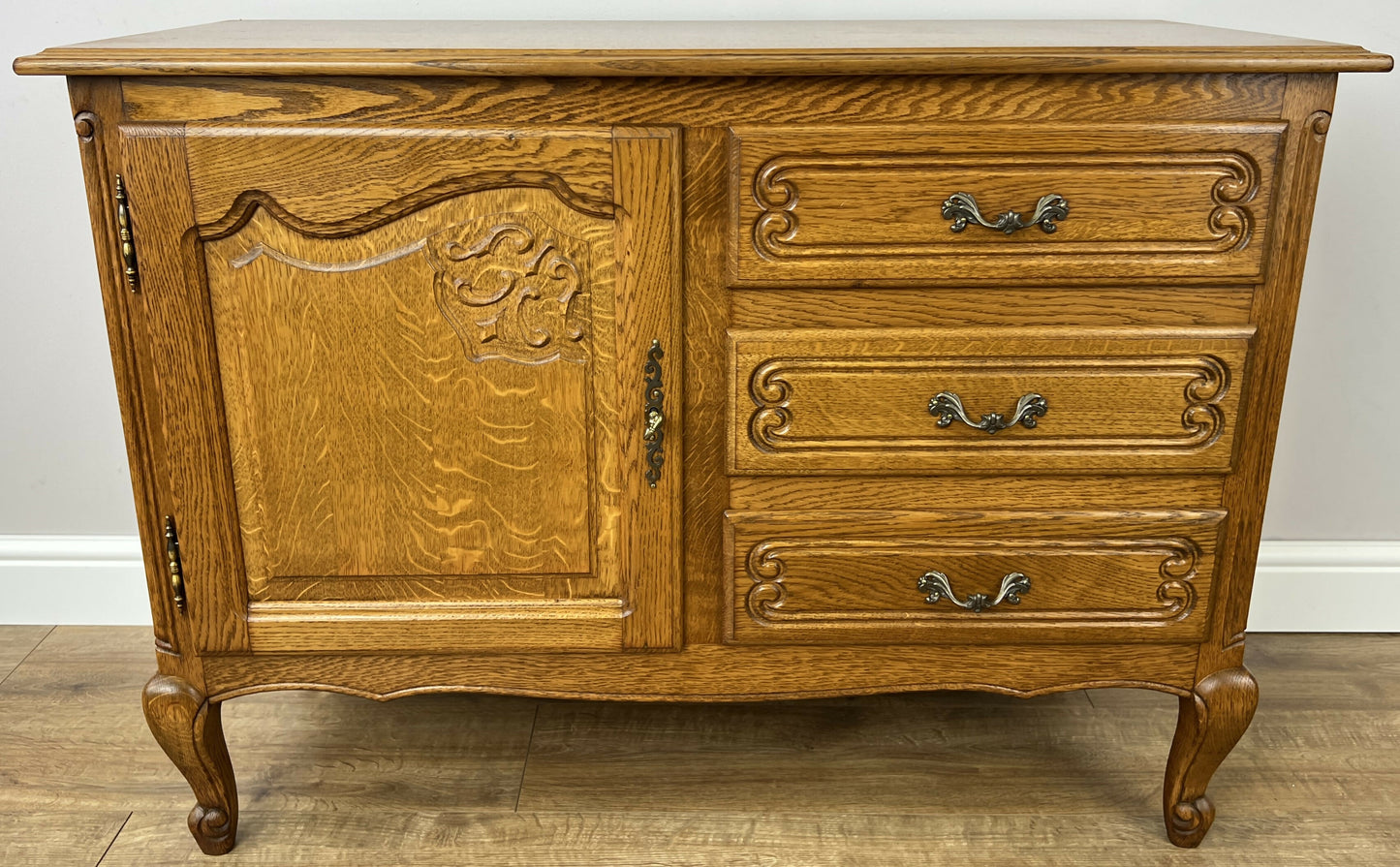 Cabinet Vintage French Louis XIV Oak Sideboard with Carved Cupboard LOT 6264