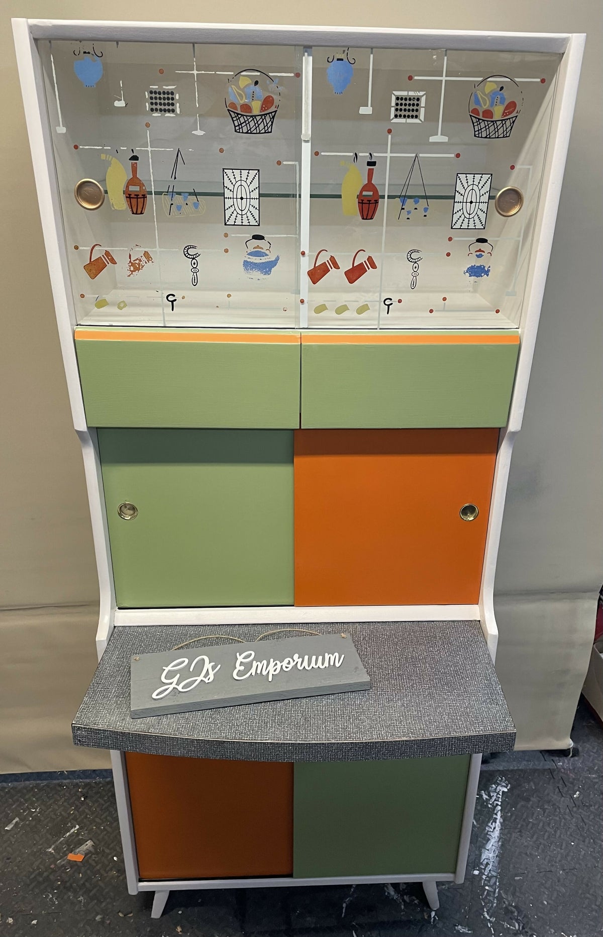 Vintage Kitchenette Upcycled to a Fresh Retro Look