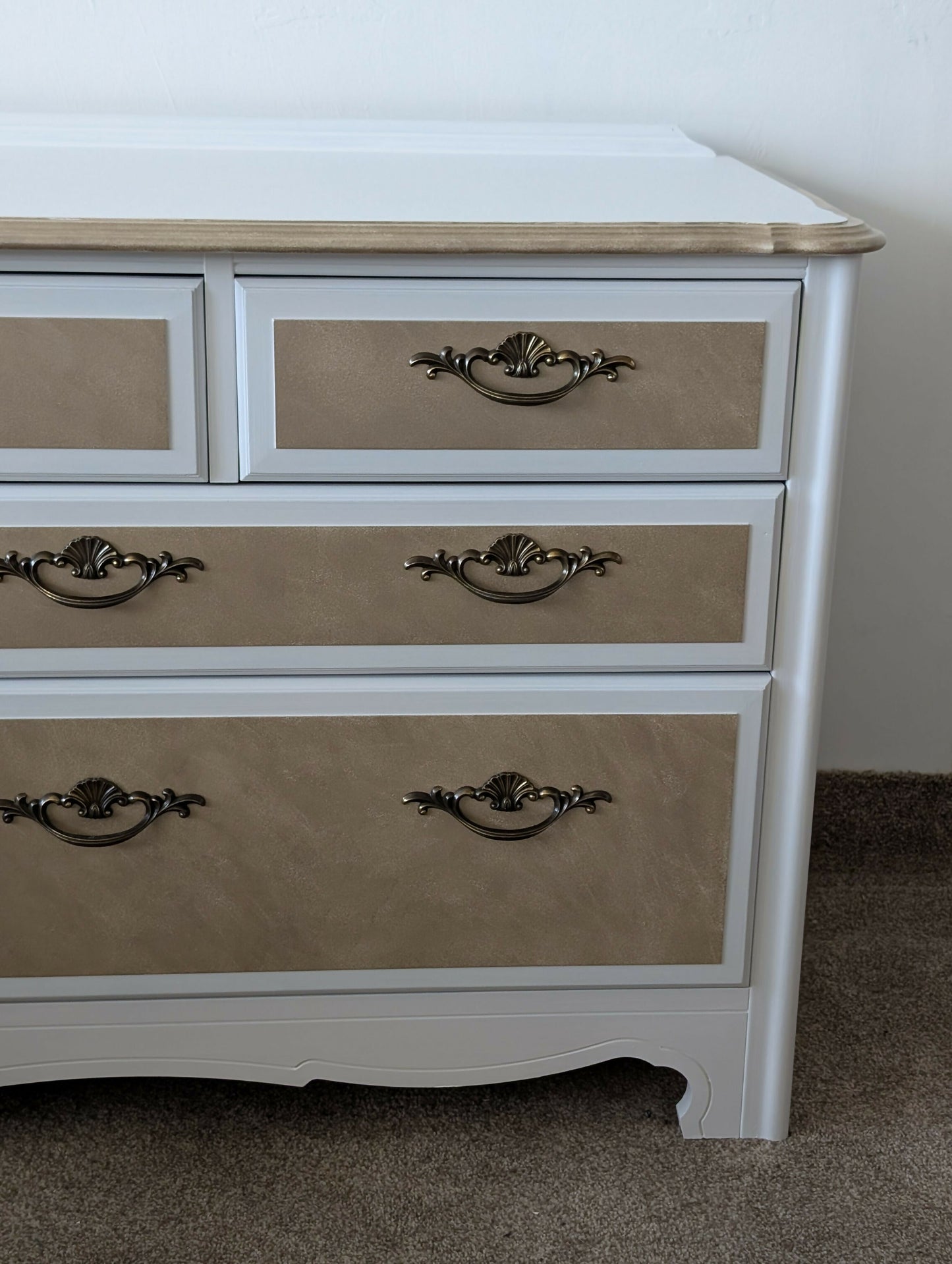Vintage Luxury Chest of Drawers in White with Champagne Metallic Detailing