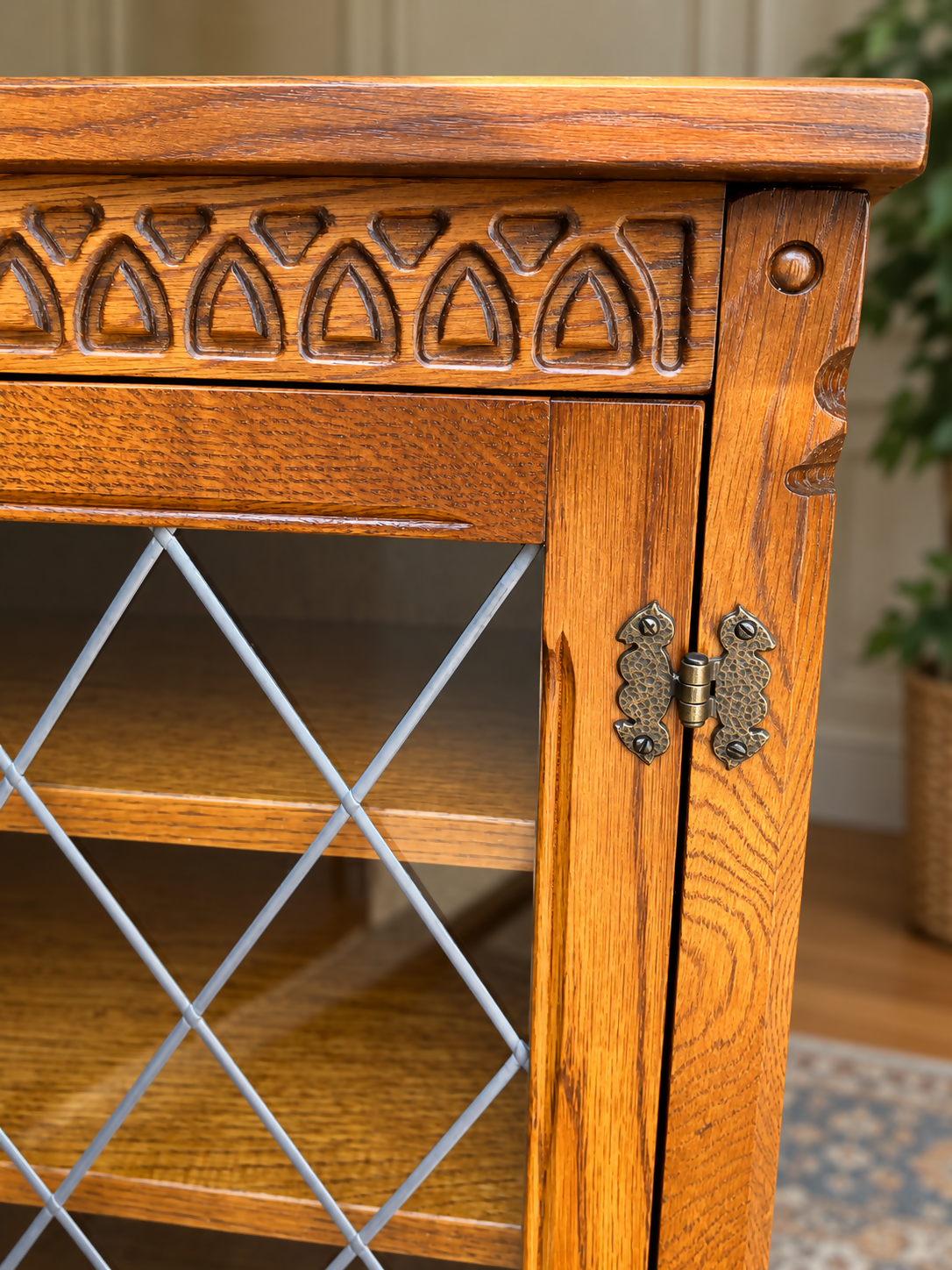 Old Mill Traditional Oak Furniture drinks Cabinet/Display Cabinet