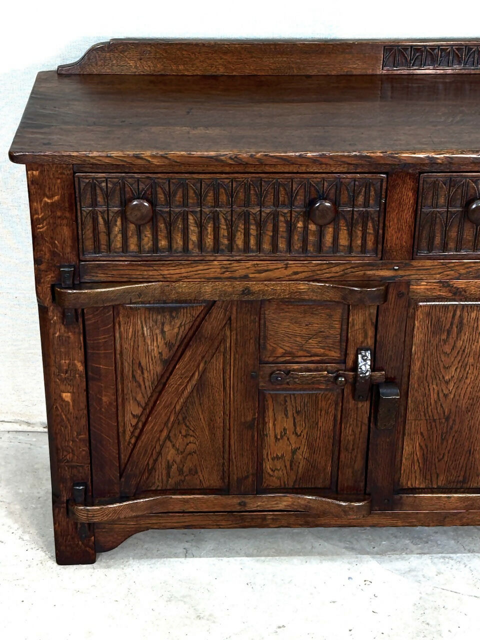 A NIGEL RUPERT GRIFFITHS MONASTIC CARVED OAK DRESSER BASE / SIDEBOARD / CABINET / CUPBOARD.