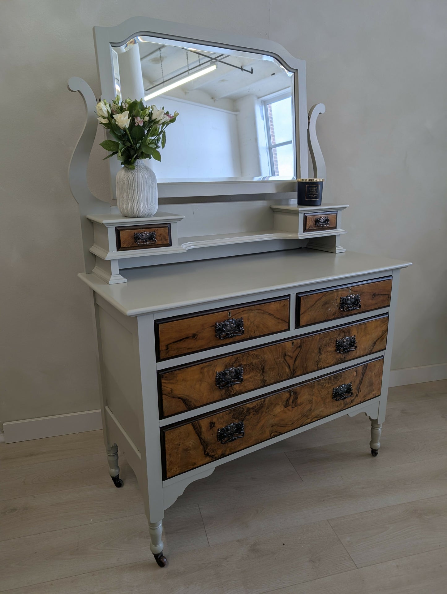 Late Victorian/Edwardian Burr Walnut Dressing Table with Mirror