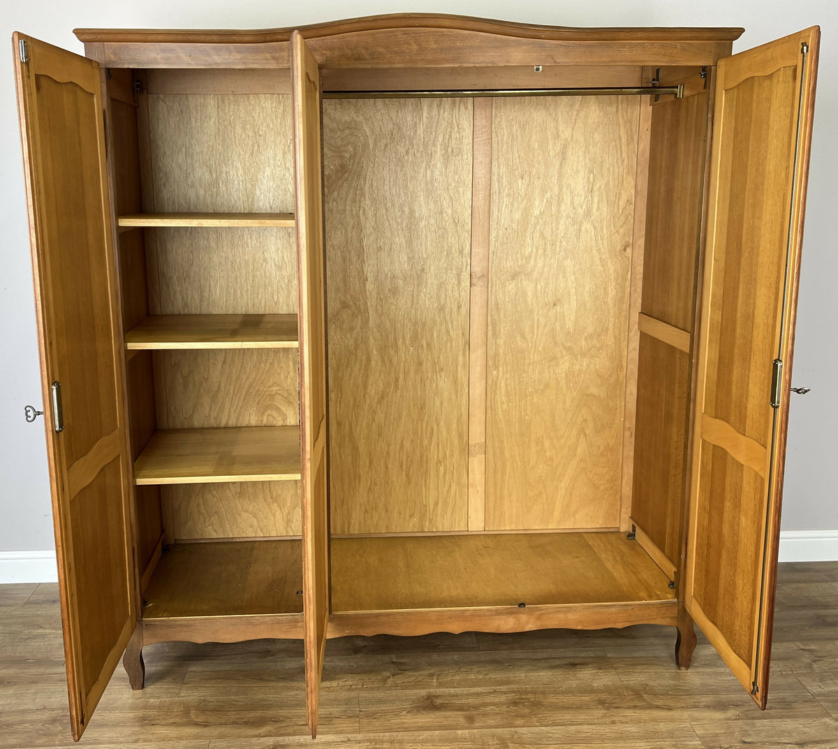 Wardrobe Vintage French Louis Oak Triple Door Carved Armoire Cabinet LOT 6537