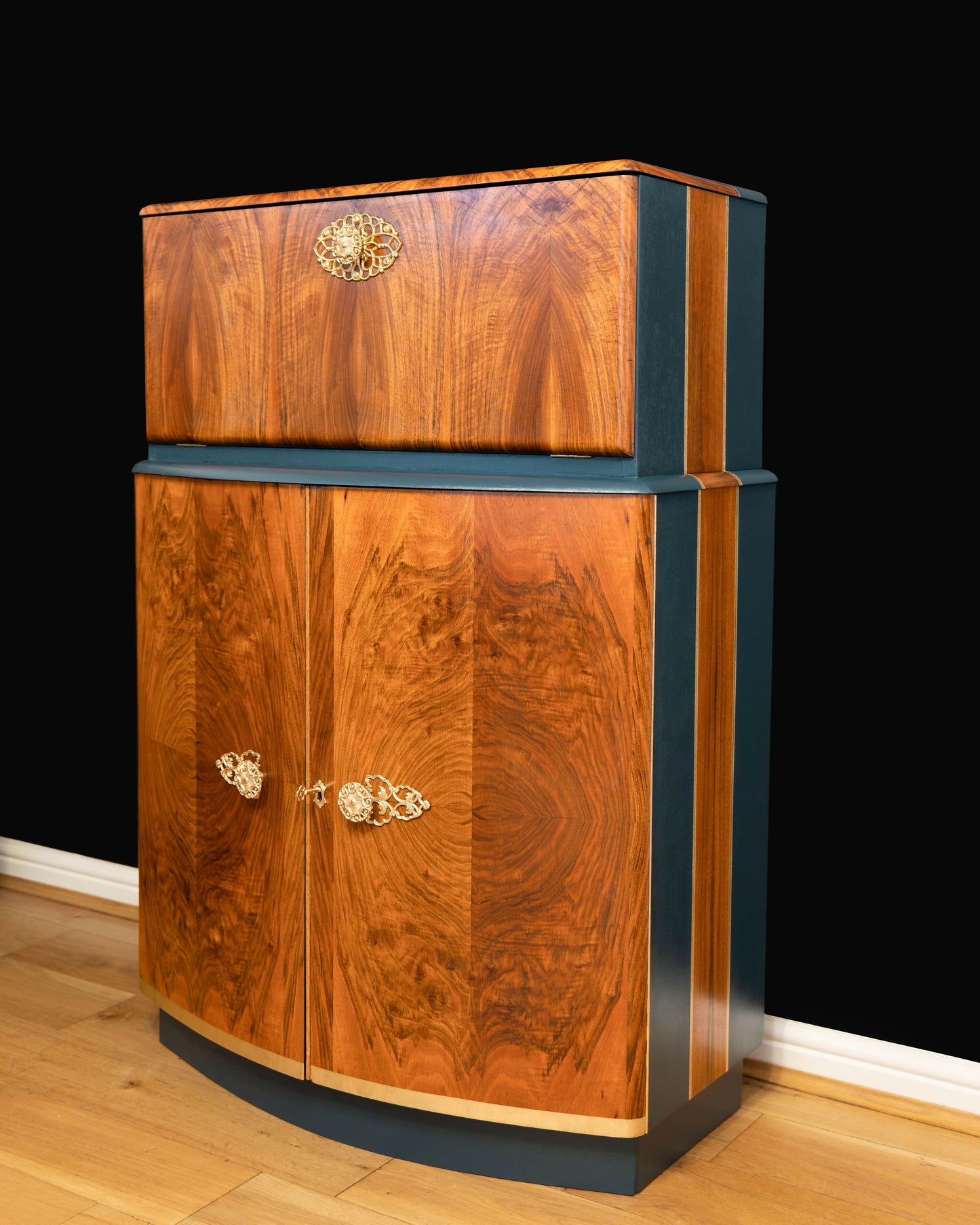 Cocktail Cabinet/ Drinks cabinet