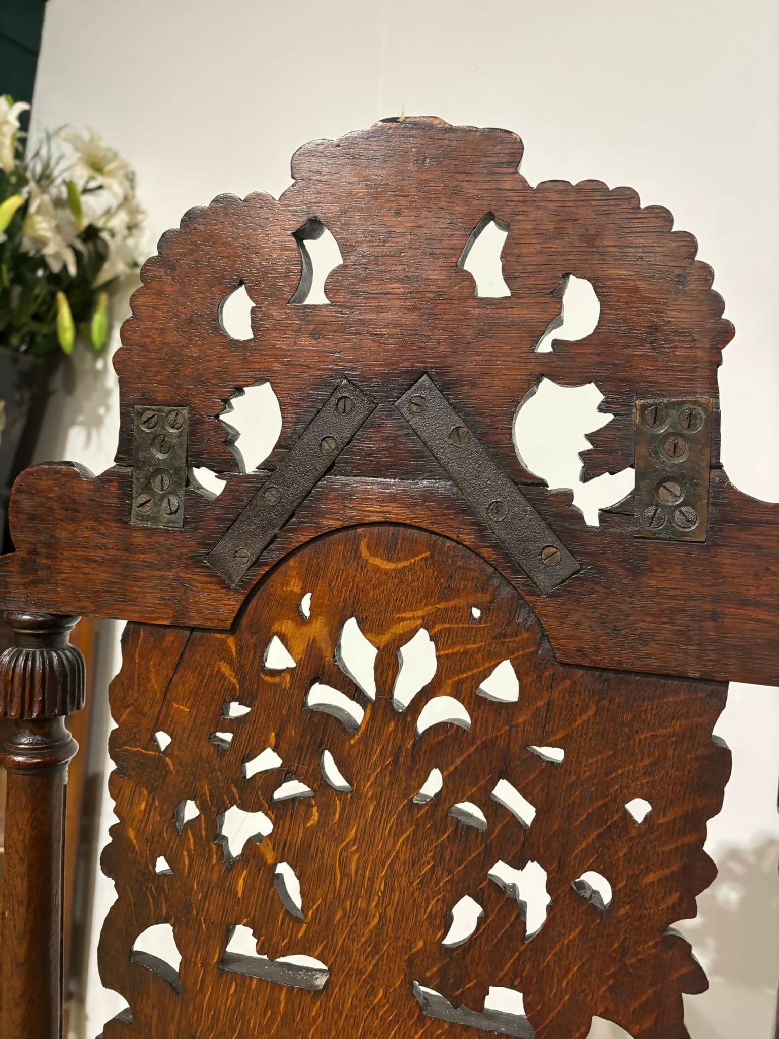 Carolean carved oak high back chair - having a very decoratively carved back, legs3