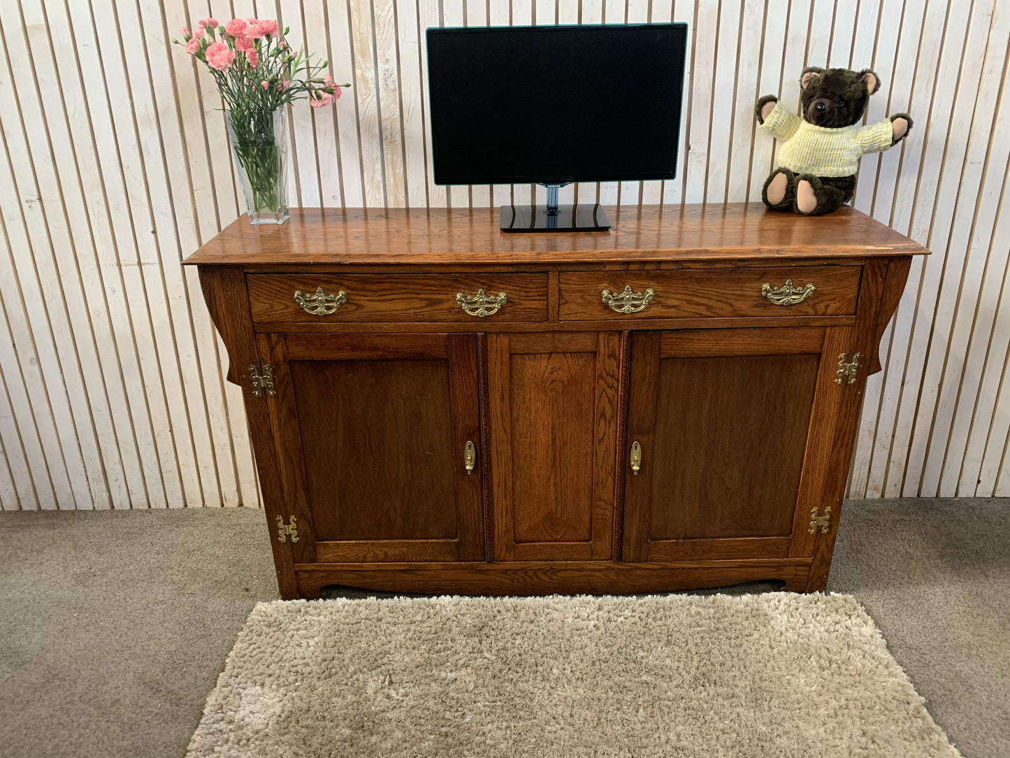 Oak sideboard dresser base/ tv unit with 2 door and 2 Drawers.