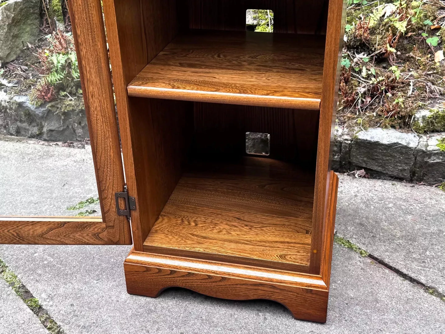 AN ERCOL WARWICK GOLDEN DAWN ELM CD HI FI STORAGE CABINET / MEDIA STAND.
