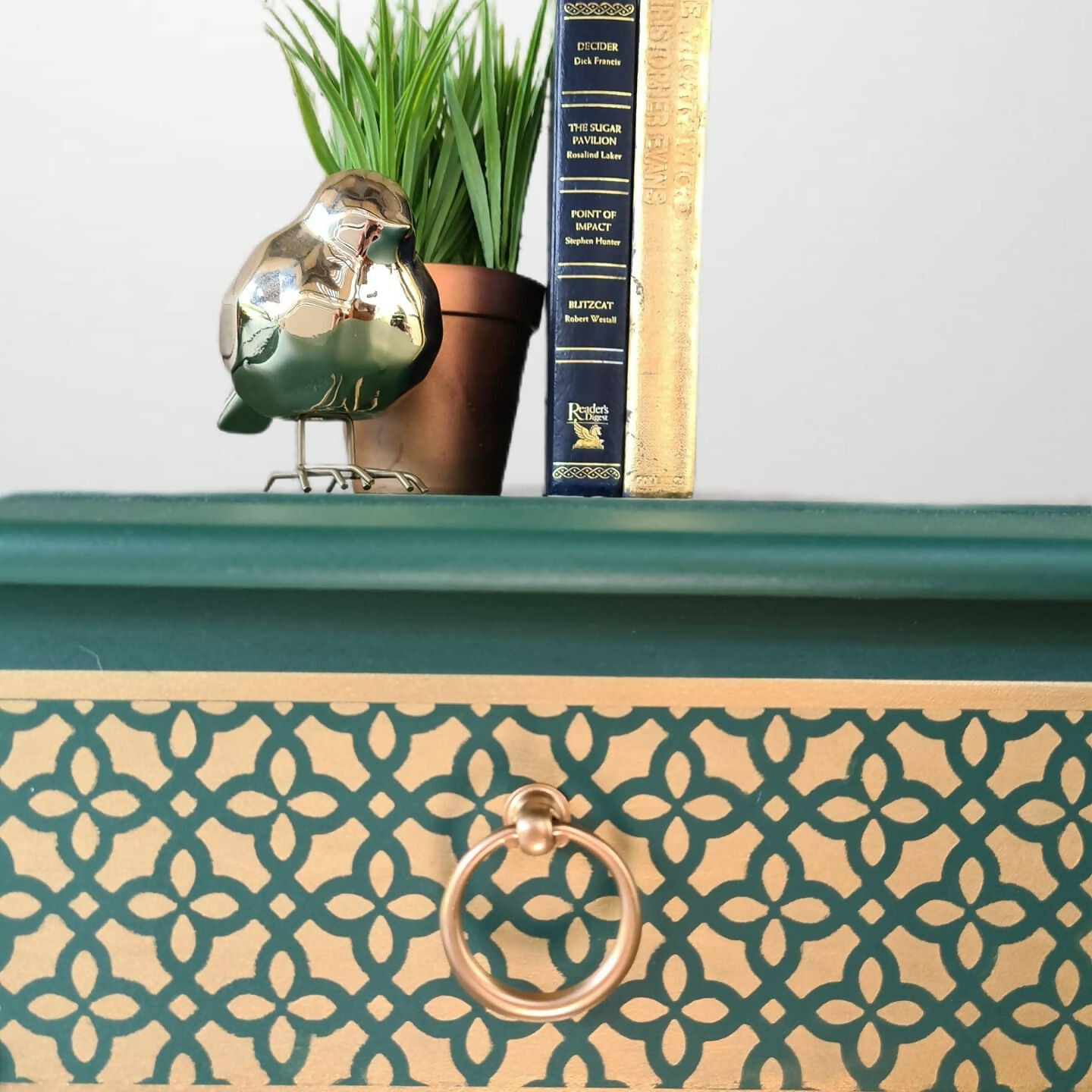 Stag minstrel chest of drawers