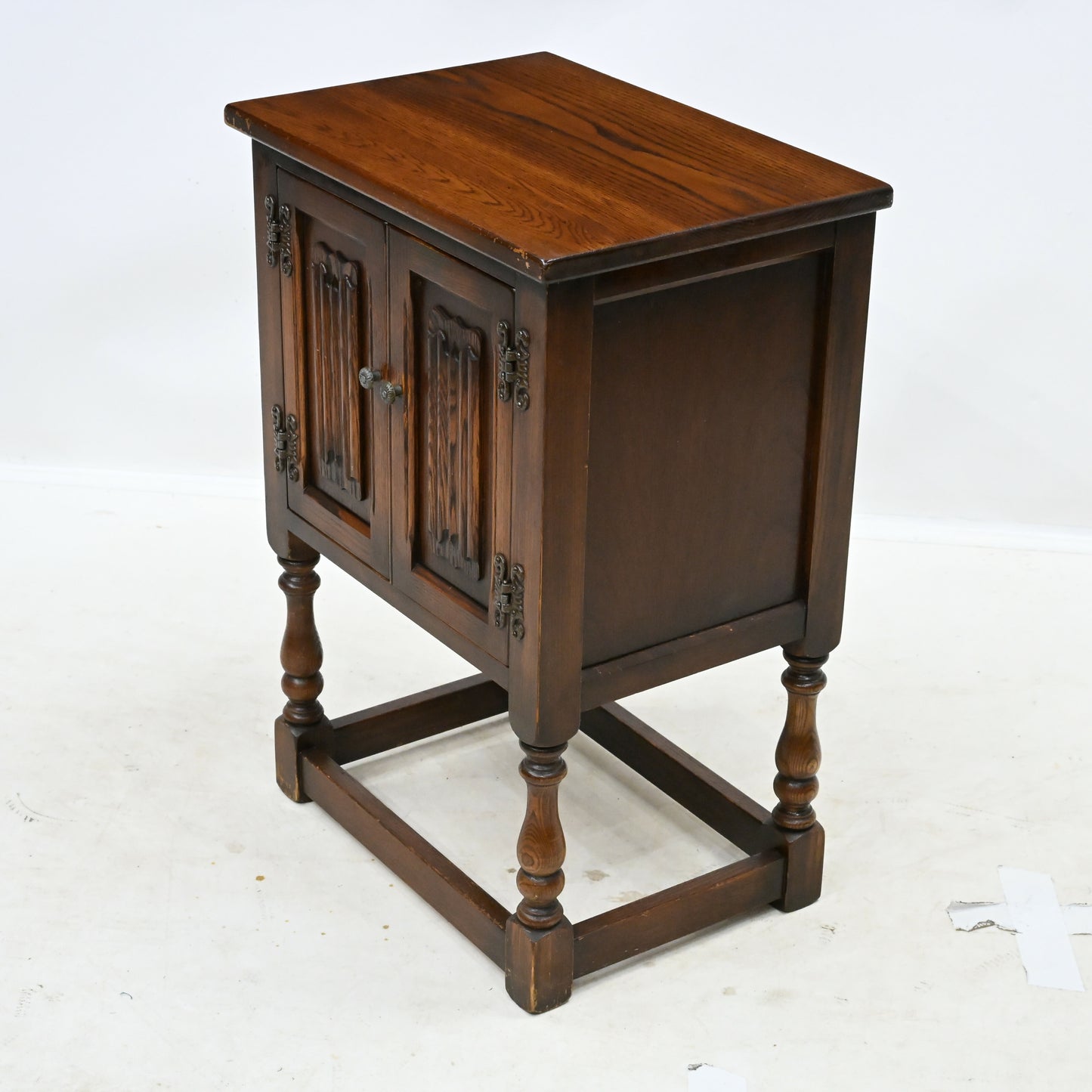 Old Charm Pedestal/Bedside Cabinet Cupboard Linenfold Doors FREE UK DELIVERY. SBR10989/3009E