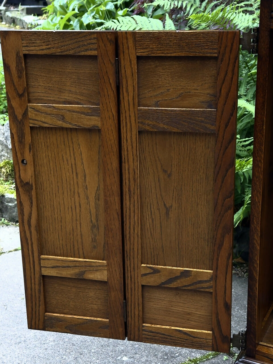 A WOOD BROTHERS OLD CHARM CARVED LIGHT OAK CD STORAGE CABINET / STAND