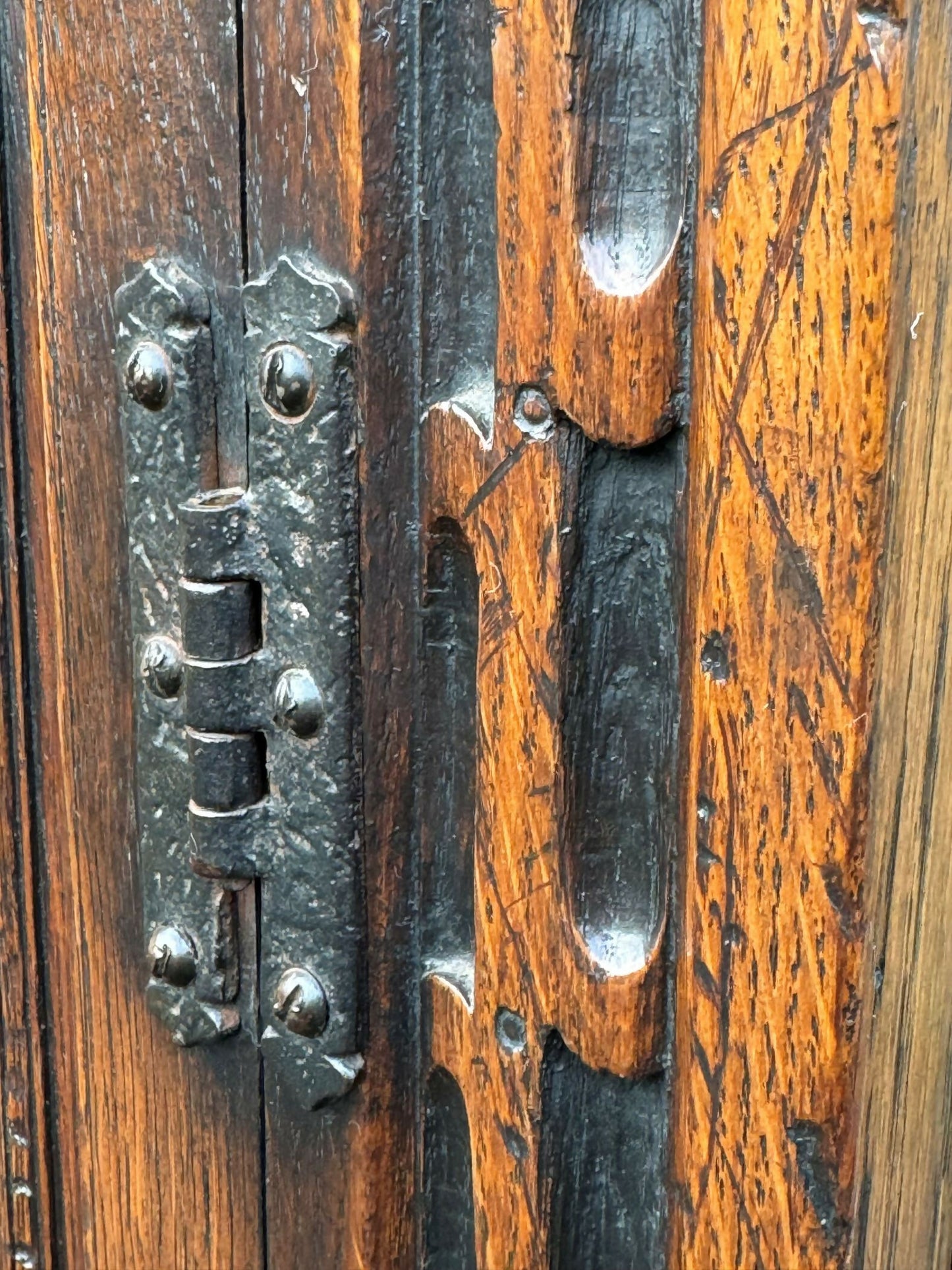 Good Quality Oak Court Cupboard / Sideboard