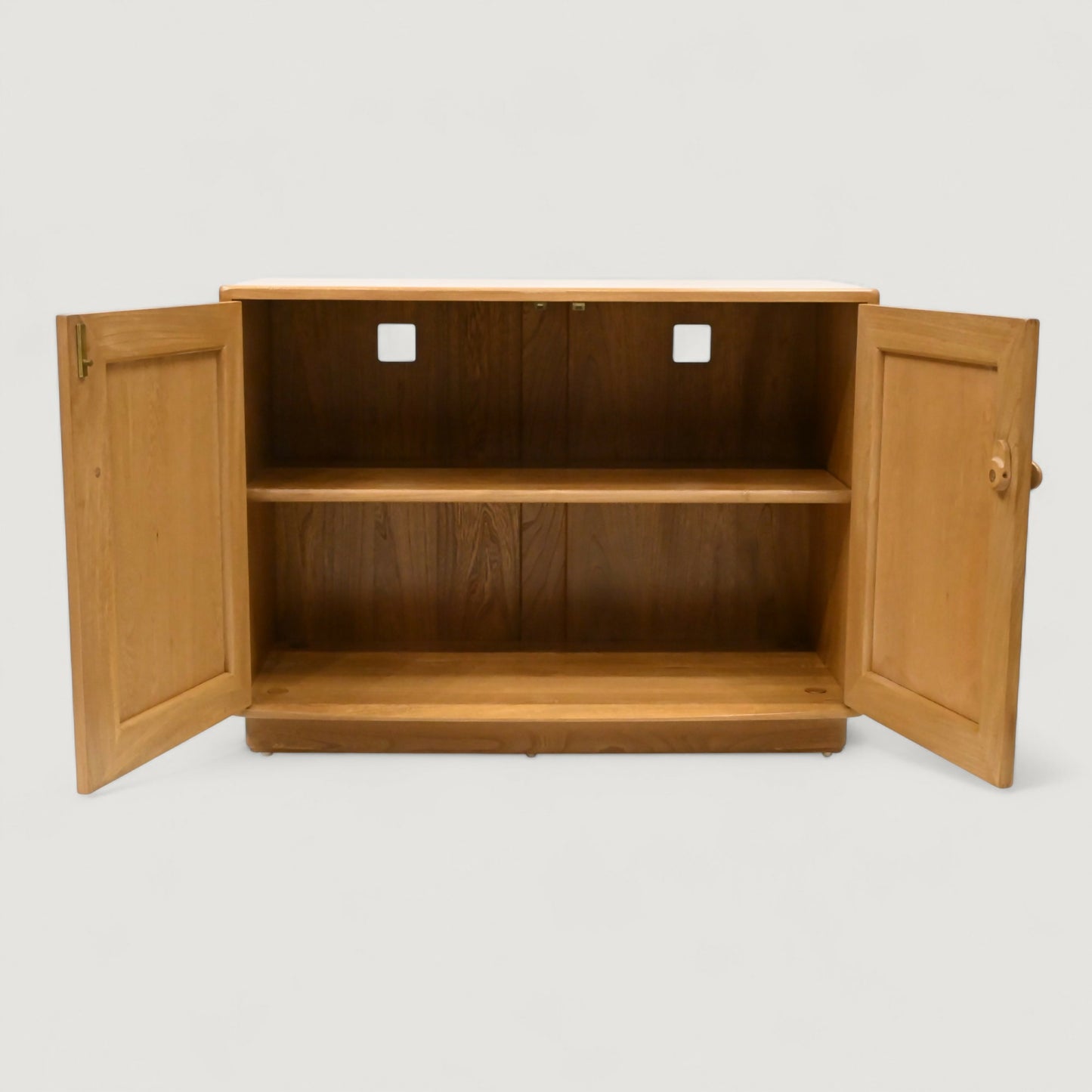 Small Ercol Sideboard 2 Door Light Finish Windsor Model 1013 FREE UK Delivery*. SBR10797/0508E