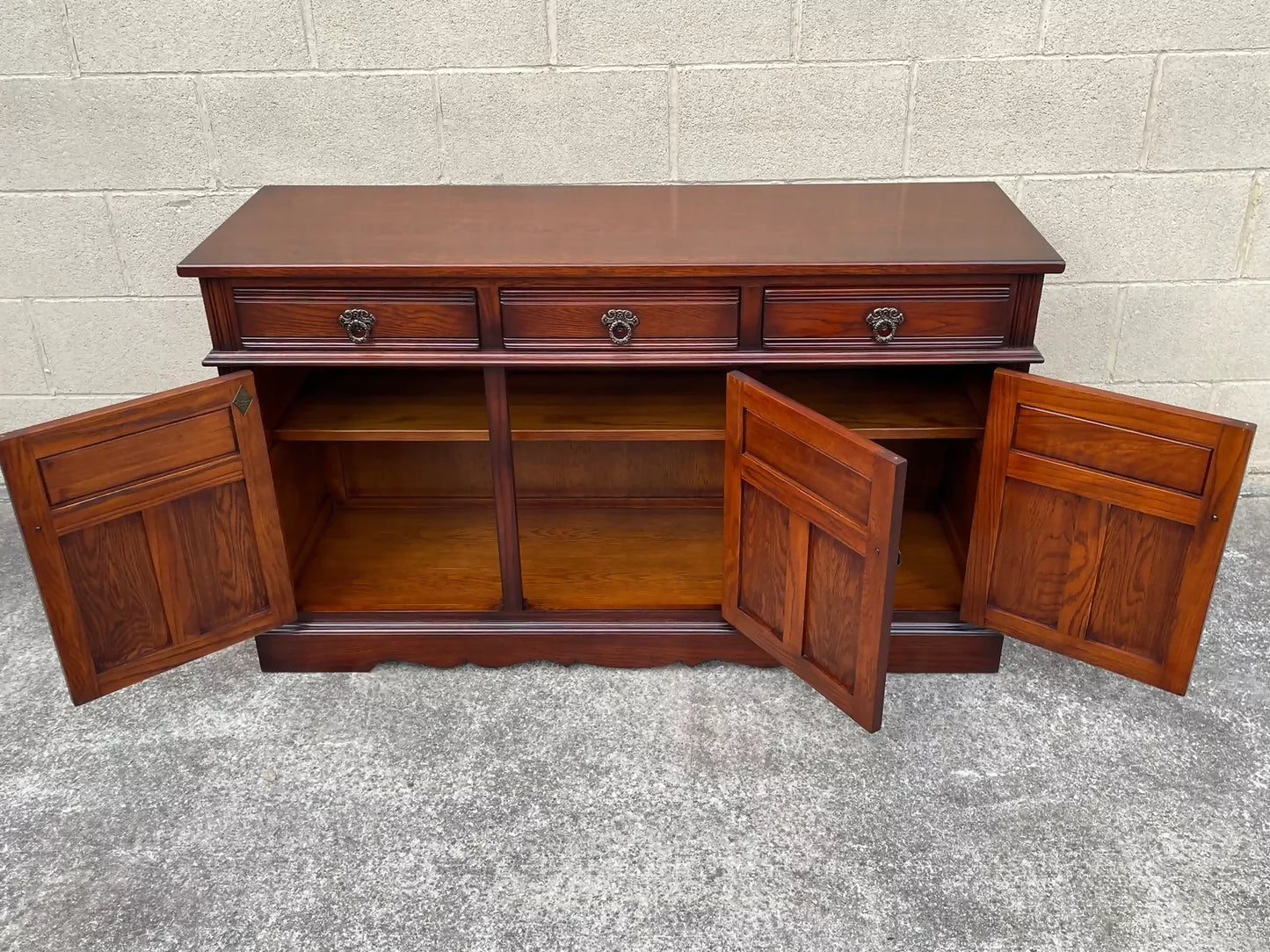 A WOOD BROTHERS OLD CHARM TUDOR BROWN CARVED OAK SIDEBOARD / DRESSER BASE / CUPBOARD / CABINET.