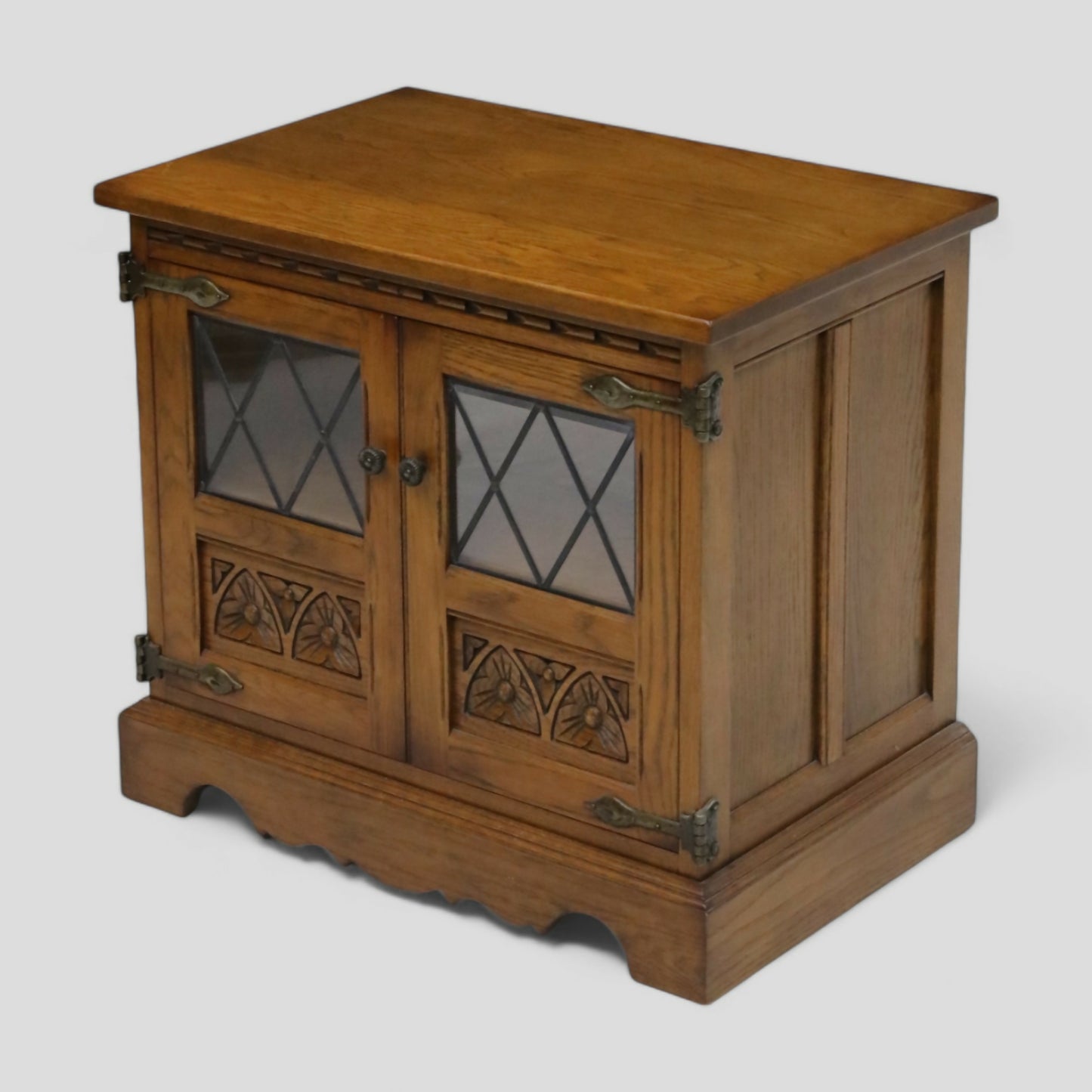 Old Charm TV Stand Video Cabinet Light Oak Model 2440 FREE Nationwide Delivery*. SBR9454/0908D