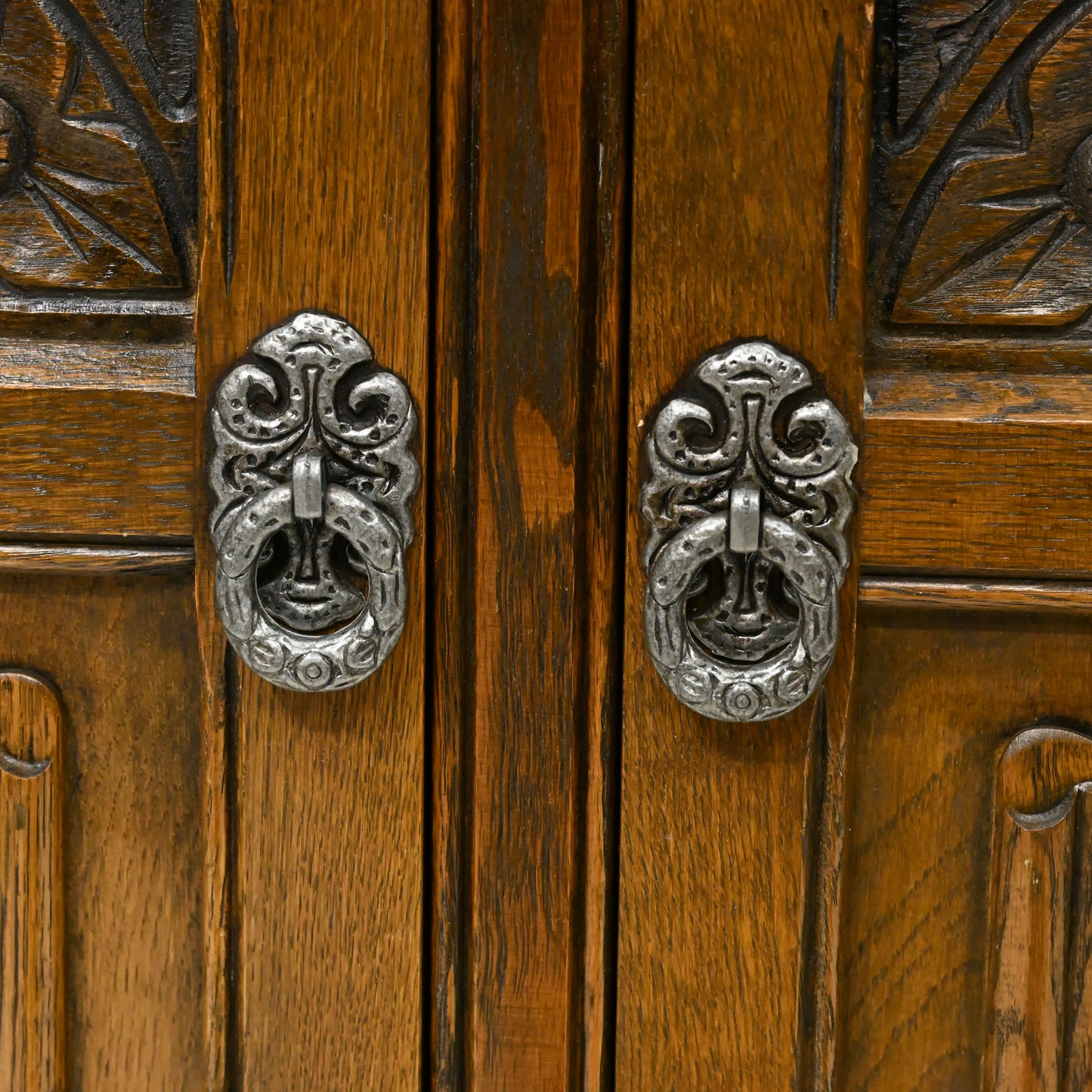 Old Charm Oak Dresser In Light Oak Finish Tudor Style 4ft 6" W FREE UK Delivery. SBR10169/0603E