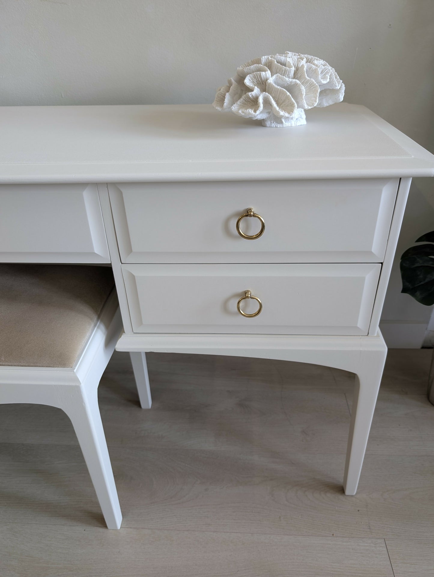 Stag Minstrel Dressing Table and Stool Professionally Refinished in Warm Neutral Cashmere