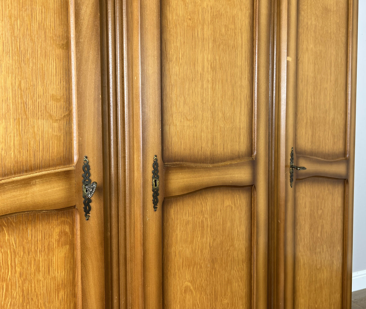 Wardrobe Vintage French Louis Oak Triple Door Carved Armoire Cabinet LOT 6534
