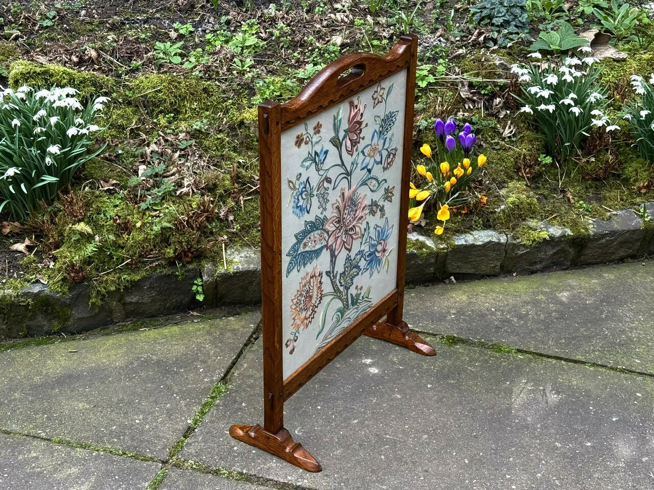 A RUPERT / NIGEL GRIFFITHS MONASTIC CARVED OAK FIRE SCREEN / STAND