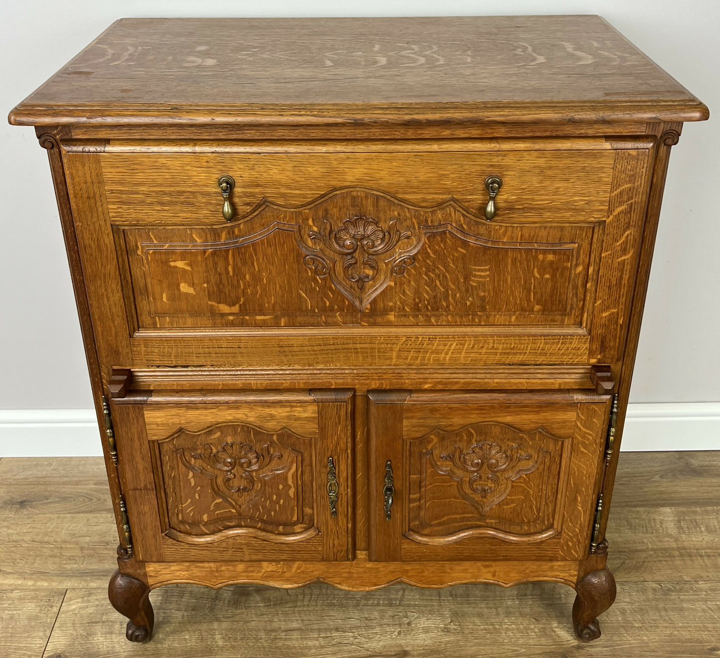 Cabinet Vintage French Louis XIV Style Oak Sideboard Carved Cupboard LOT 6249