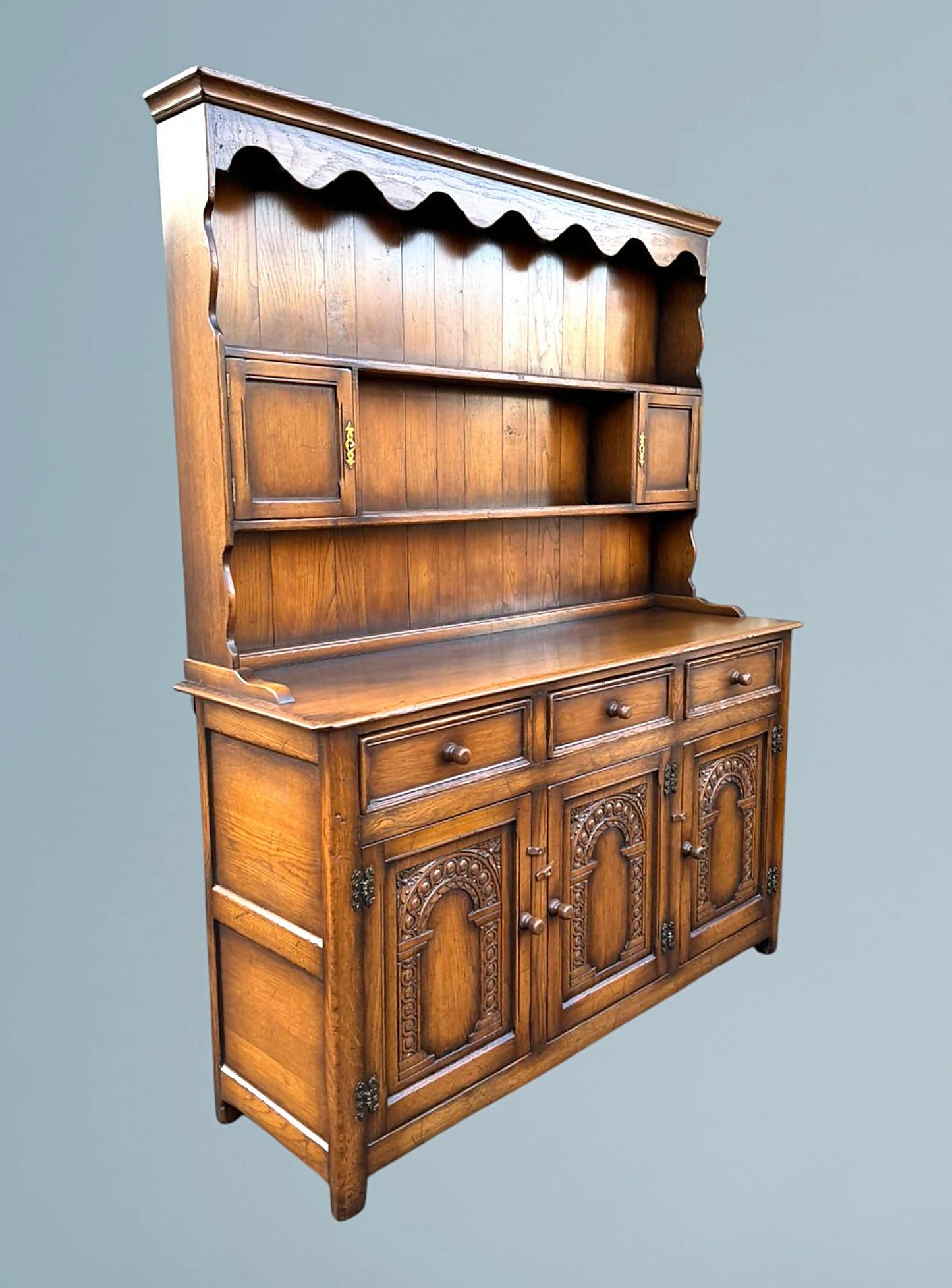 Good Quality Oak Dresser and Rack In The Period Style