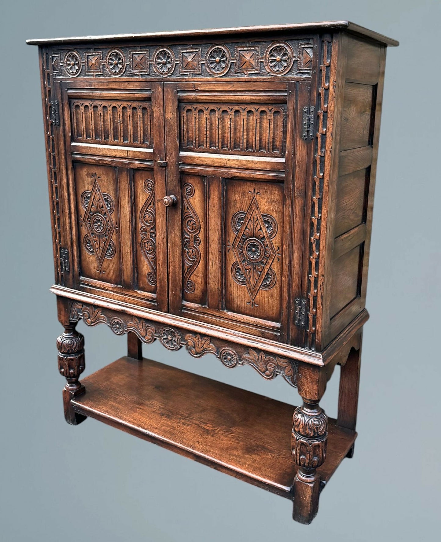 Good Quality Oak Court Cupboard / Sideboard