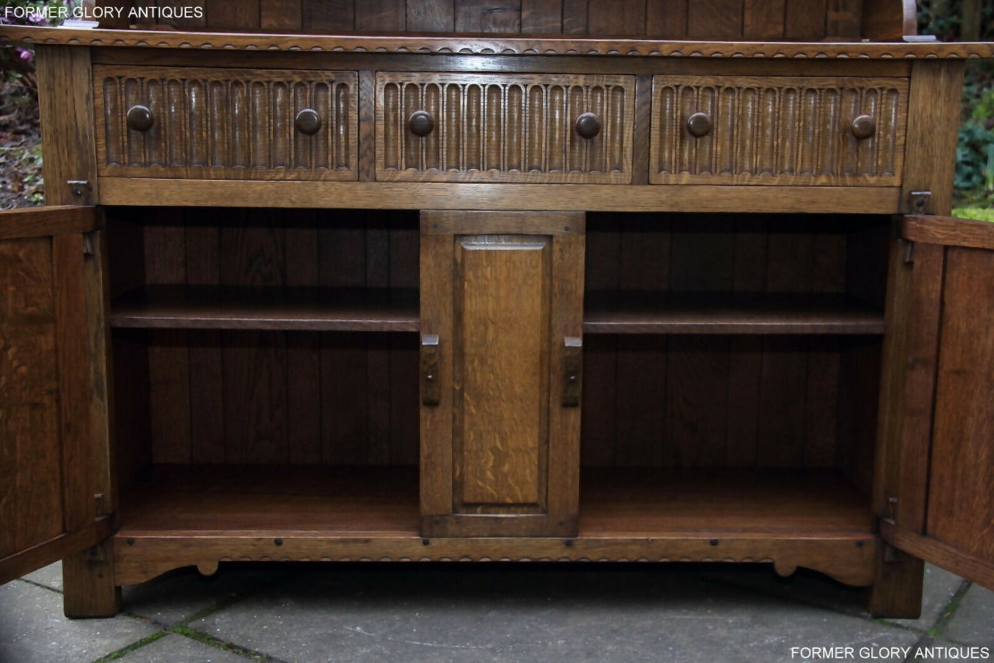 A RUPERT / NIGEL GRIFFITHS MONASTIC CARVED OAK DERBYSHIRE DRESSER / SIDEBOARD.
