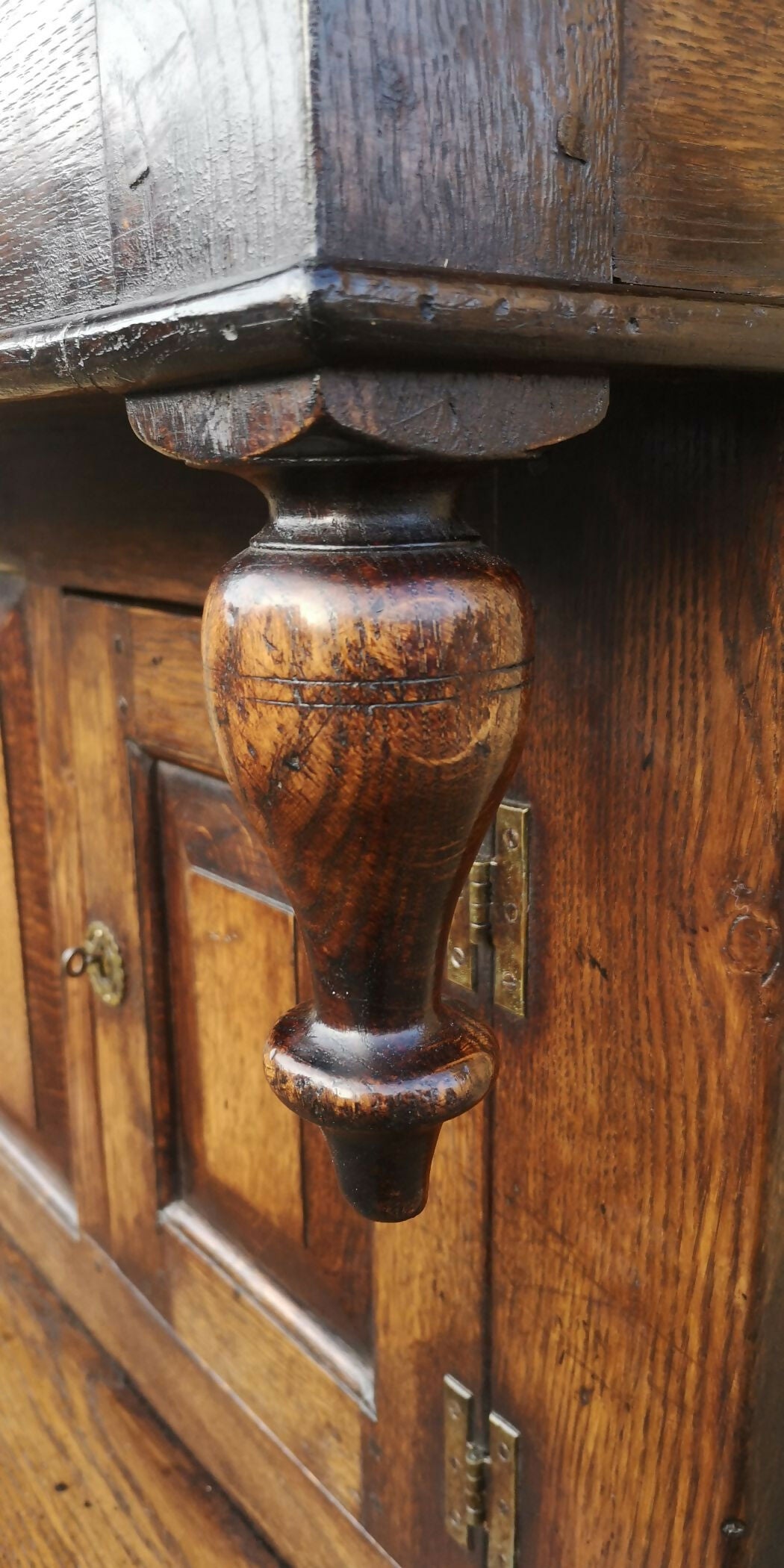 Good Quality Oak Court Cupboard / Sideboard