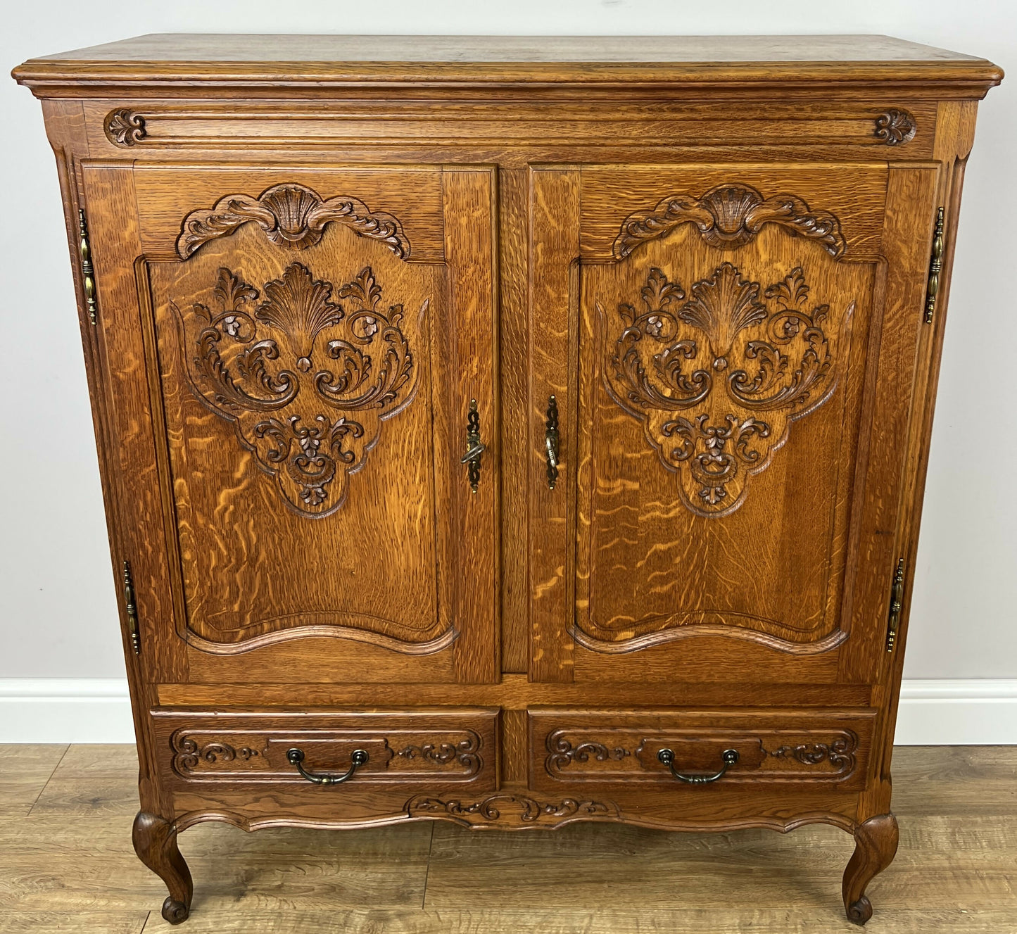 Cabinet Vintage French Louis XIV Oak Sideboard with Carved Cupboard LOT 6251