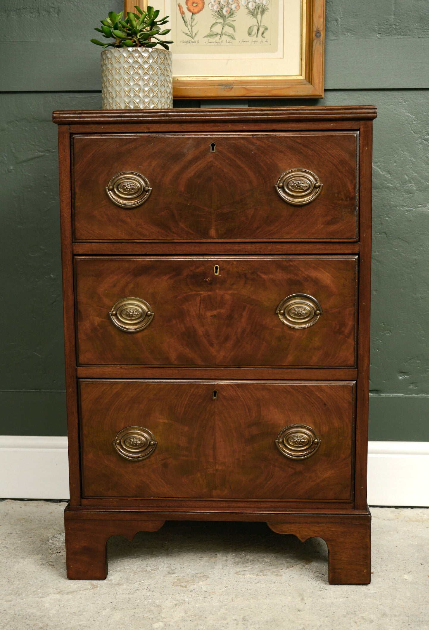 Small Georgian Mahogany Chest of Drawers with Bracket Feet