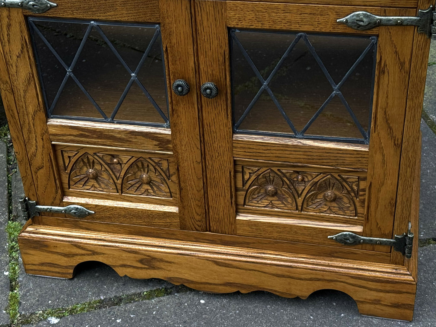 A WOOD BROTHERS OLD CHARM VINTAGE CARVED OAK TV MEDIA CABINET / STAND