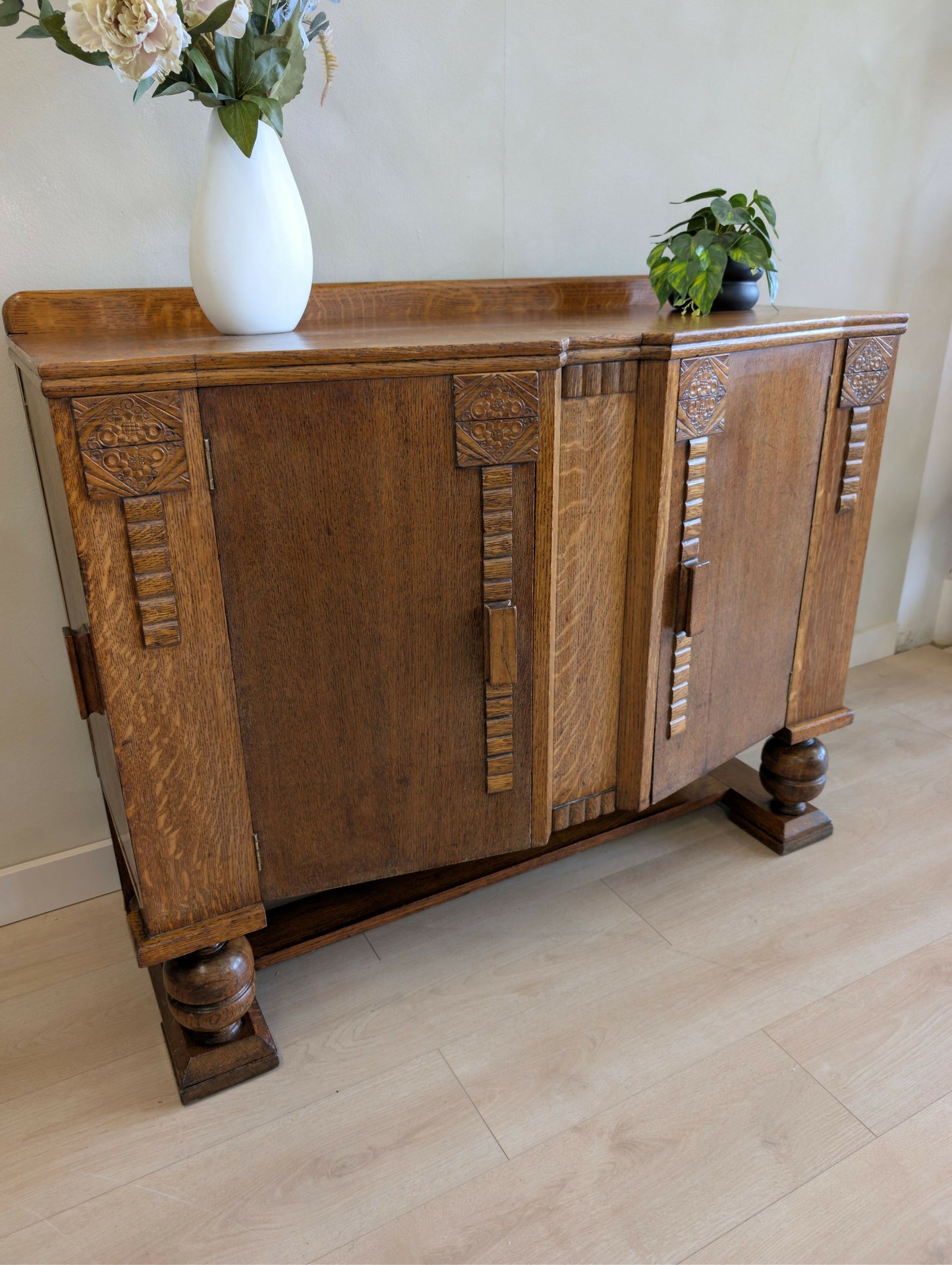 1930s Art Deco Quarter-Sawn Oak Sideboard Drinks Cabinet