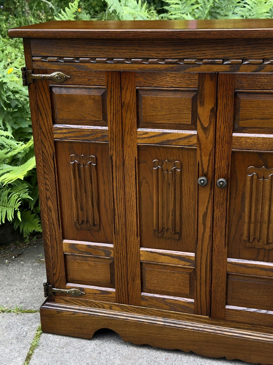 A WOOD BROTHERS OLD CHARM CARVED LIGHT OAK CD STORAGE CABINET / STAND