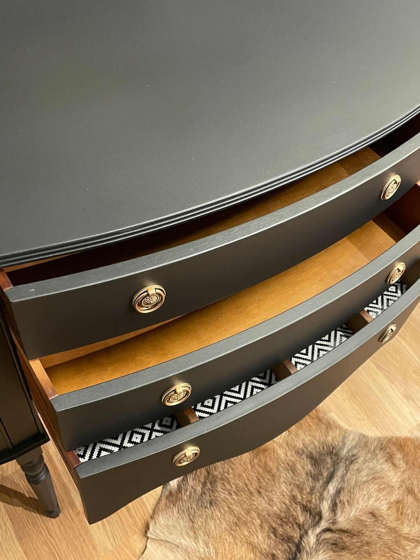 STUNNING BLACK & GOLD MAHOGANY SIDEBOARD