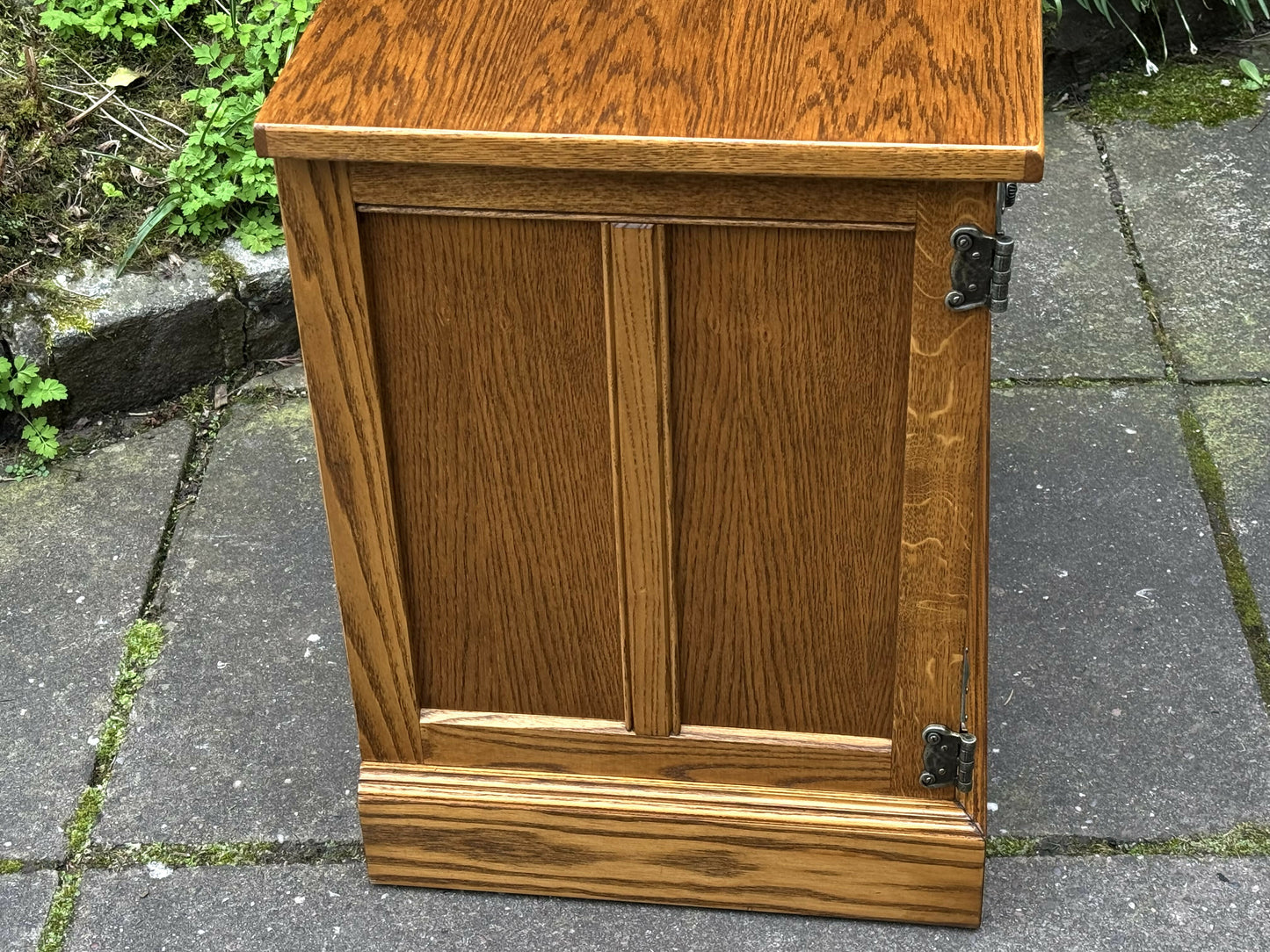 A WOOD BROTHERS OLD CHARM VINTAGE CARVED OAK TV MEDIA CABINET / STAND