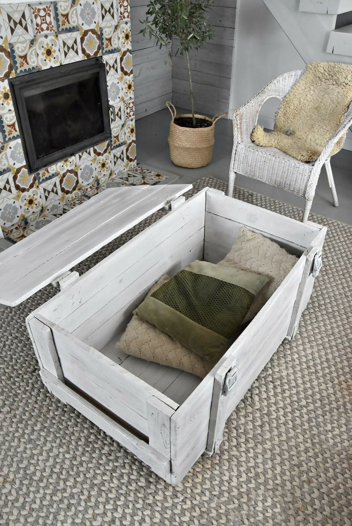 White Military Chest Coffee Table – Army Trunk Coffee Table – Vintage Storage Coffee Table – Reclaimed Wood Farmhouse Rustic Loft Table