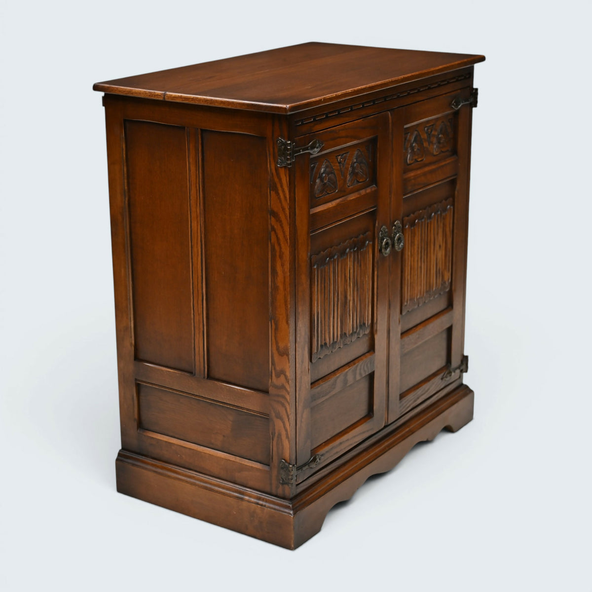 Old Charm Oak TV Video Cabinet Cupboard Tudor Brown Model 1962 FREE UK Delivery