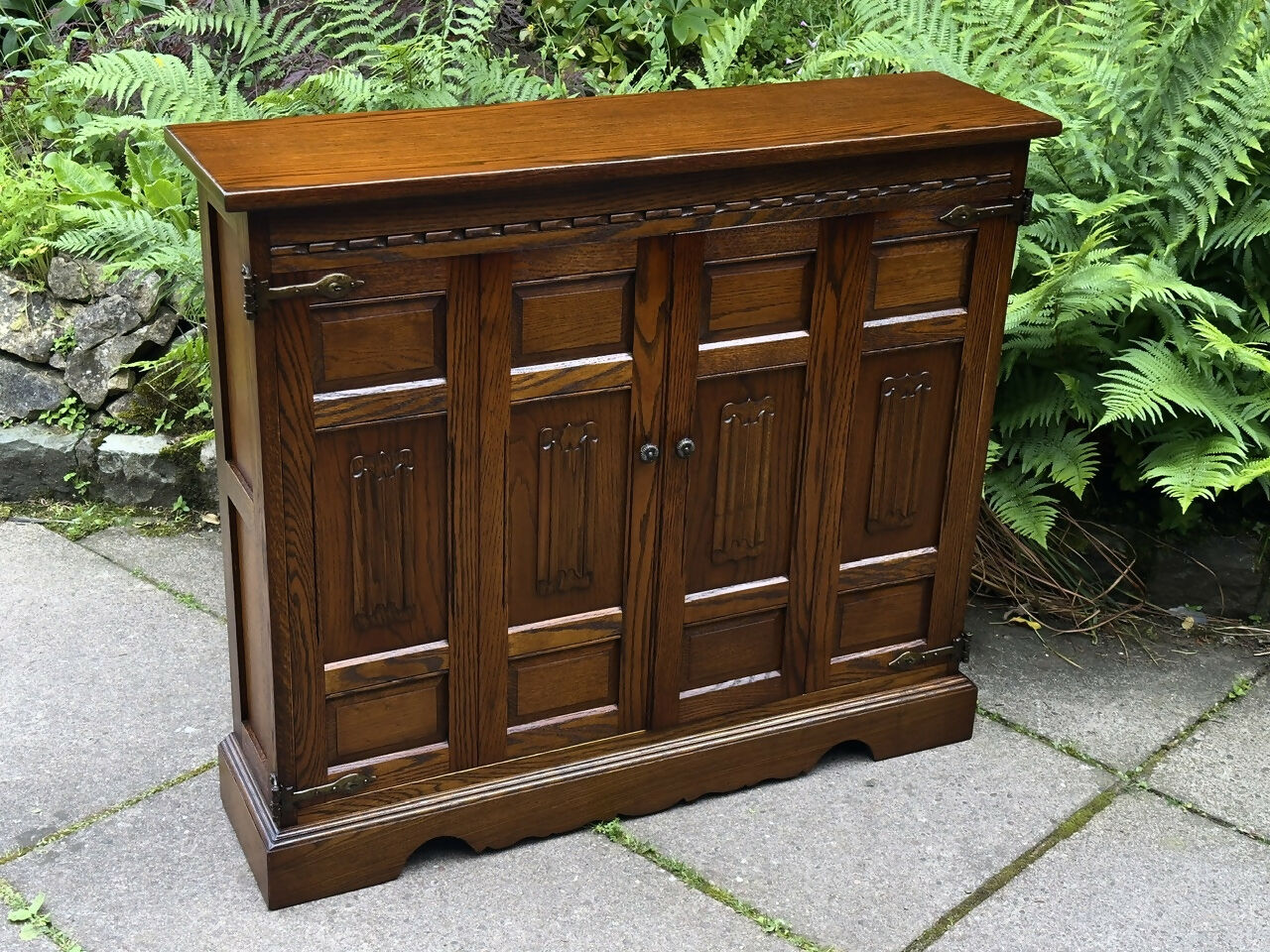 A WOOD BROTHERS OLD CHARM CARVED LIGHT OAK CD STORAGE CABINET / STAND