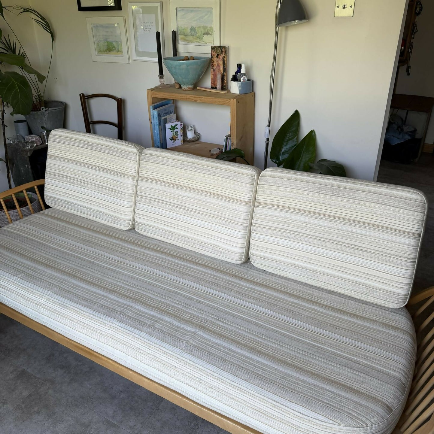 Vintage Mid Century Ercol Day Bed Sofa Elm & Beech Surfboard Back Beige Cushions