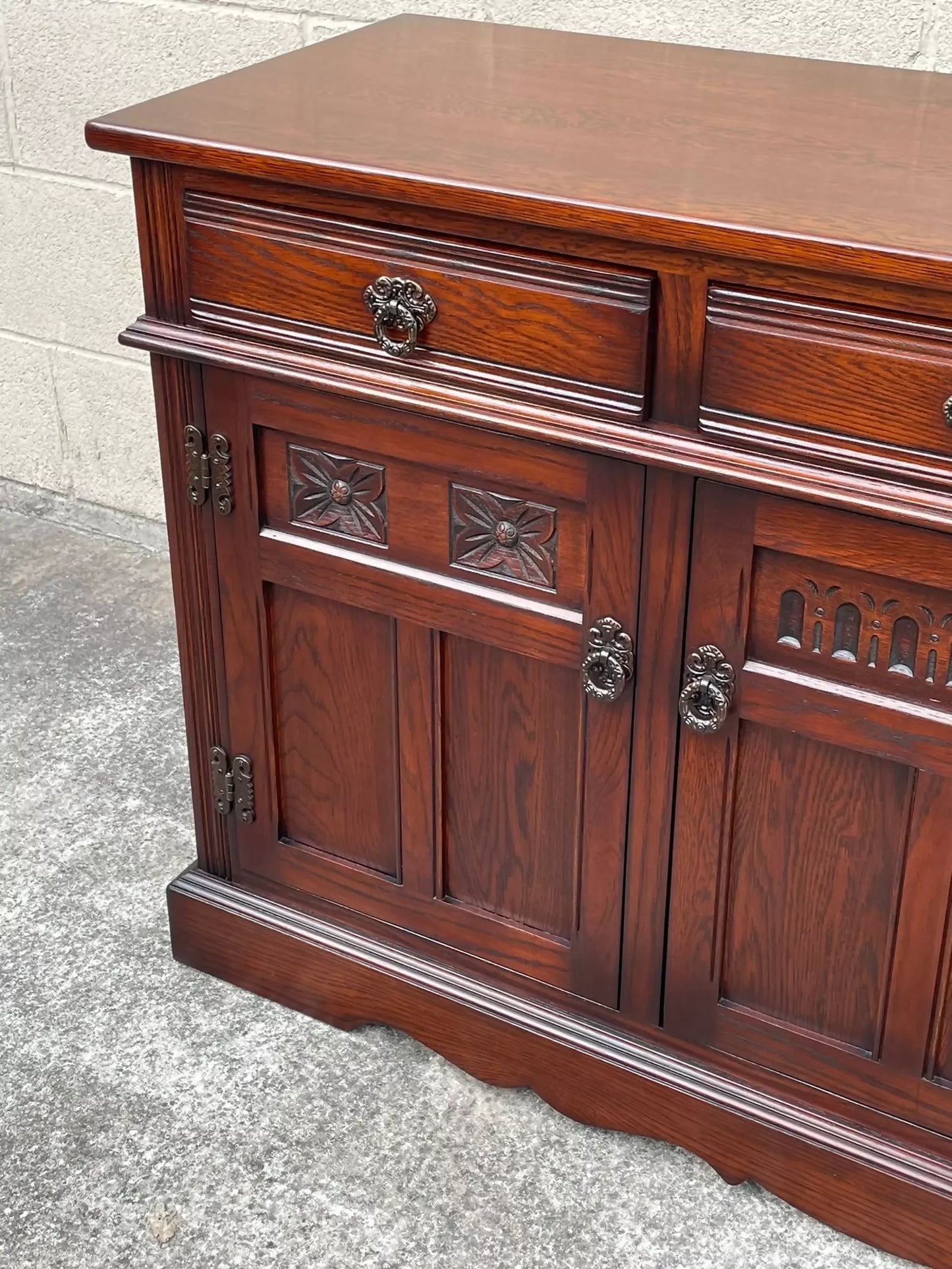 A WOOD BROTHERS OLD CHARM TUDOR BROWN CARVED OAK SIDEBOARD / DRESSER BASE / CUPBOARD / CABINET.