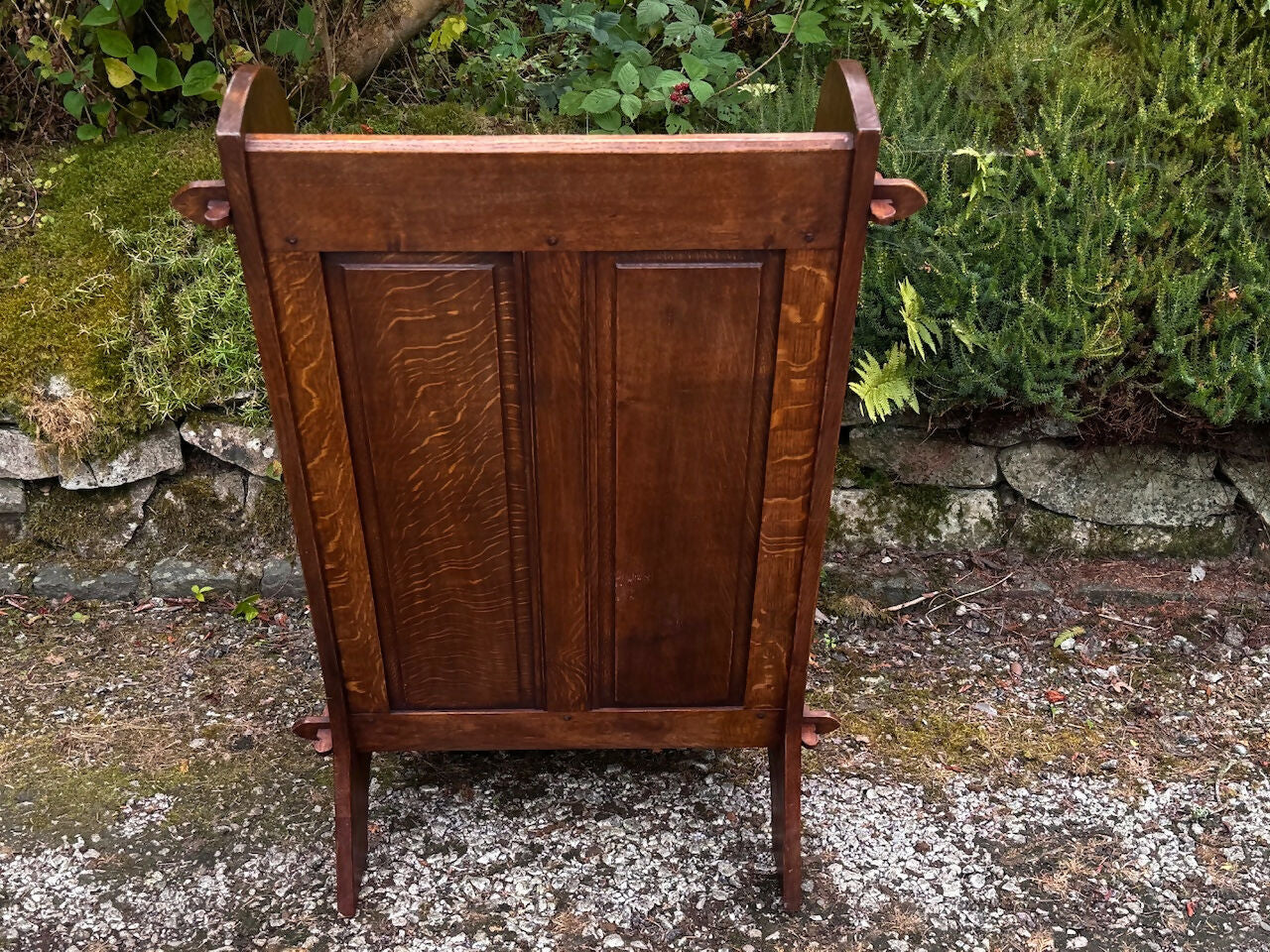 A NIGEL RUPERT GRIFFITHS MONASTIC CARVED OAK LEATHER FIRESIDE CHAIR / ARMCHAIR