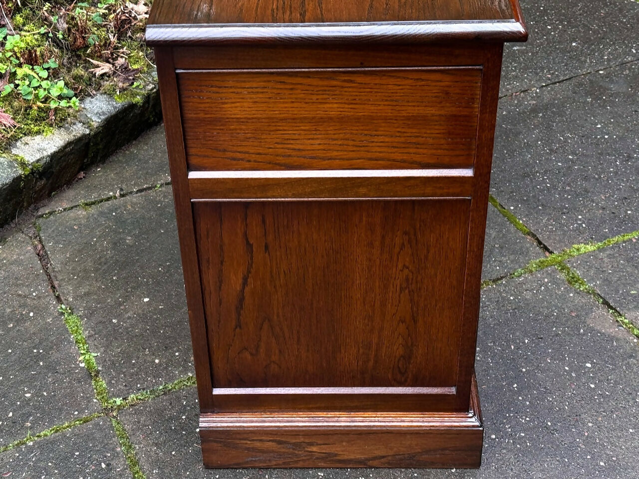 A WOOD BROTHERS OLD CHARM CARVED LIGHT OAK LONG CHEST OF DRAWERS / SIDEBOARD / DRESSER BASE