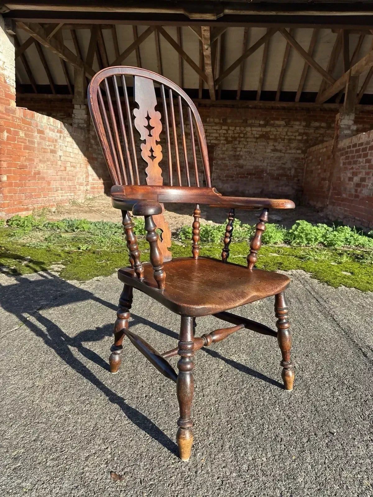 Antique Early 19th Century English Oak And Elm Broad Arm Windsor Chair