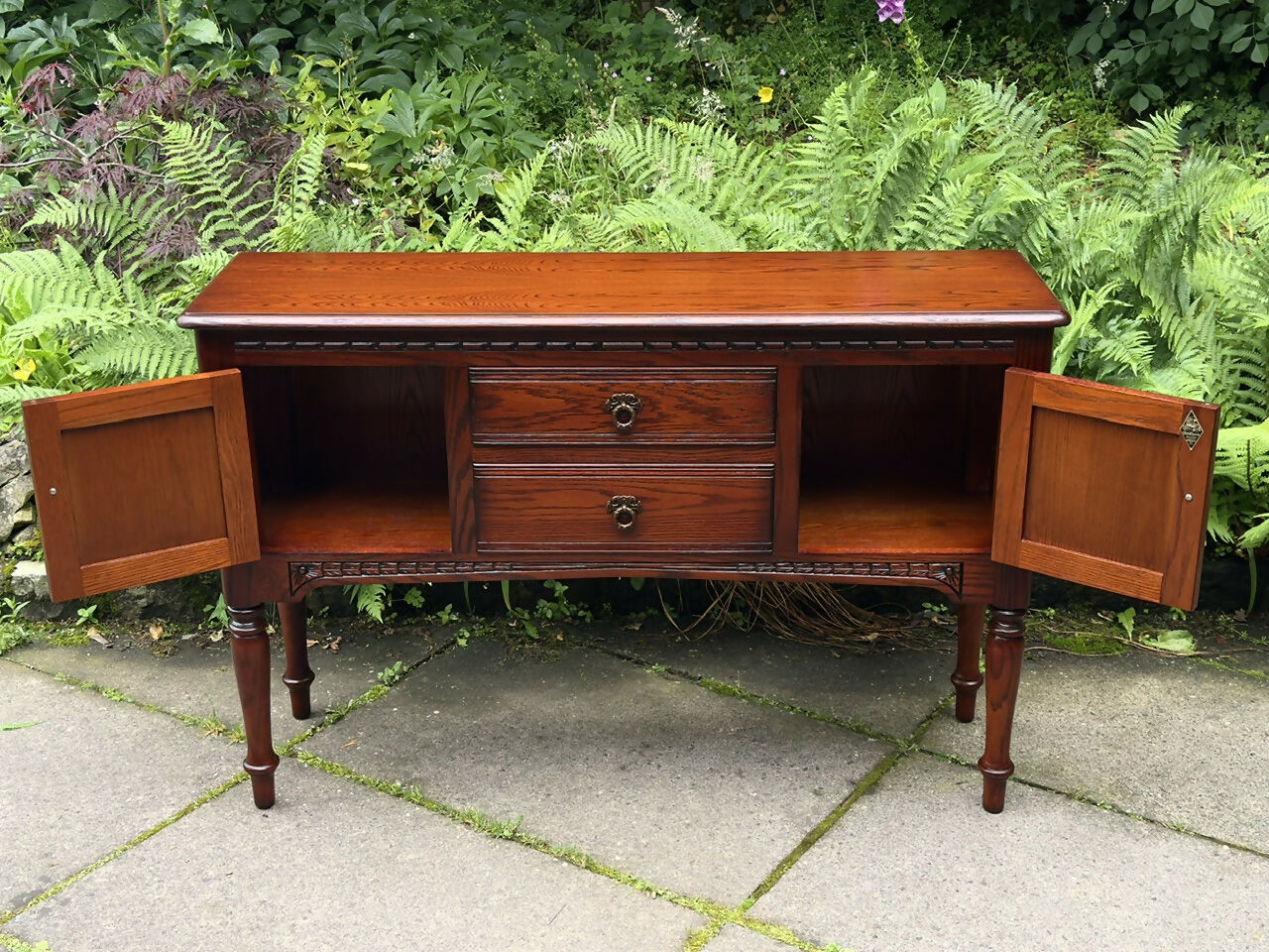A WOOD BROTHERS OLD CHARM TUDOR BROWN CARVED OAK SIDEBOARD / DRESSER BASE / HALL TABLE